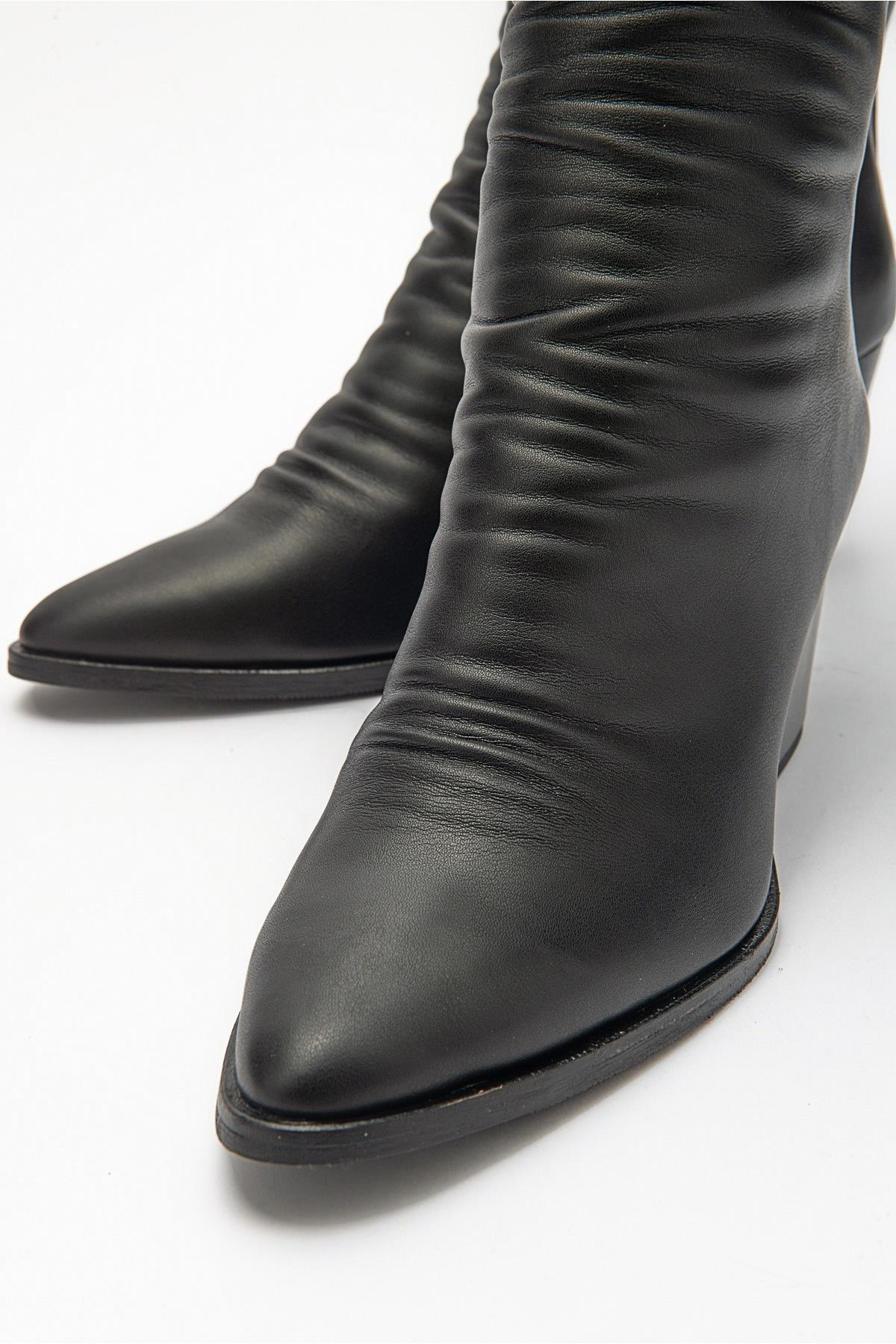 Laval - Black Boot – detail view showing leather, black, Vowalisse
