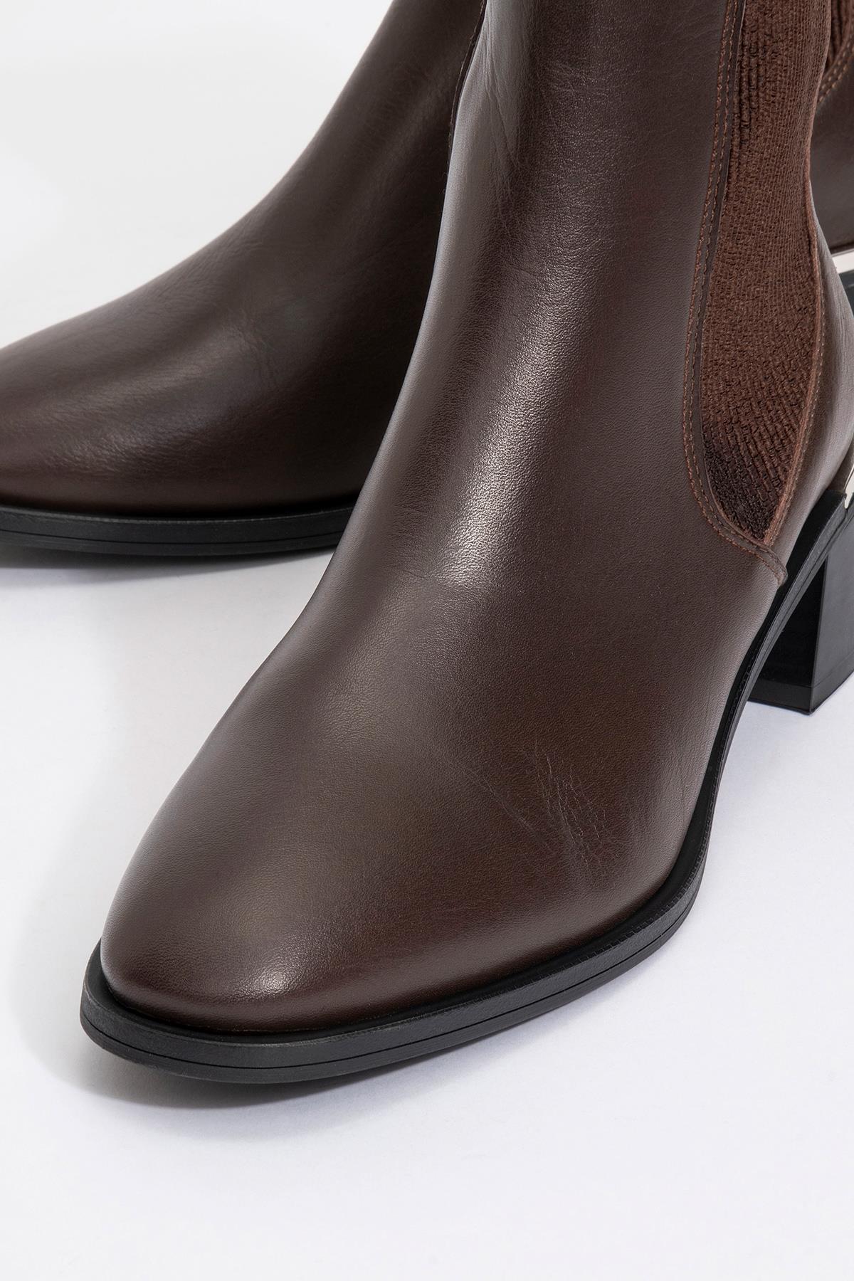 Neiva - Cognac Genuine Leather Chelsea Boot – detail view showing leather, Vowalisse