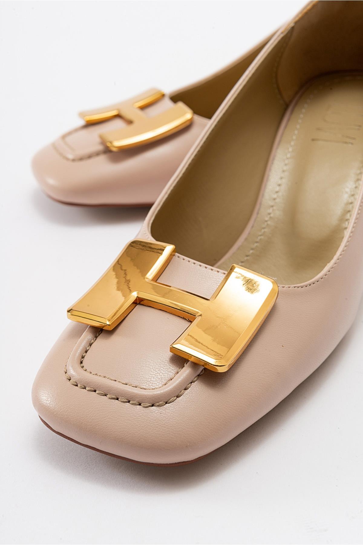 Elois - Beige Gold Buckled Heeled Shoe – detail view showing leather, gold, Vowalisse