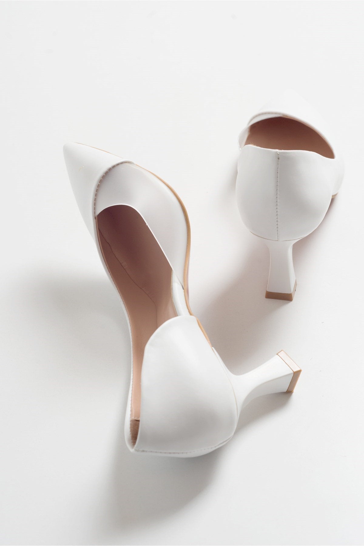 Vera White Pointed Toe Pump – back view showing leather, white, Vowalisse