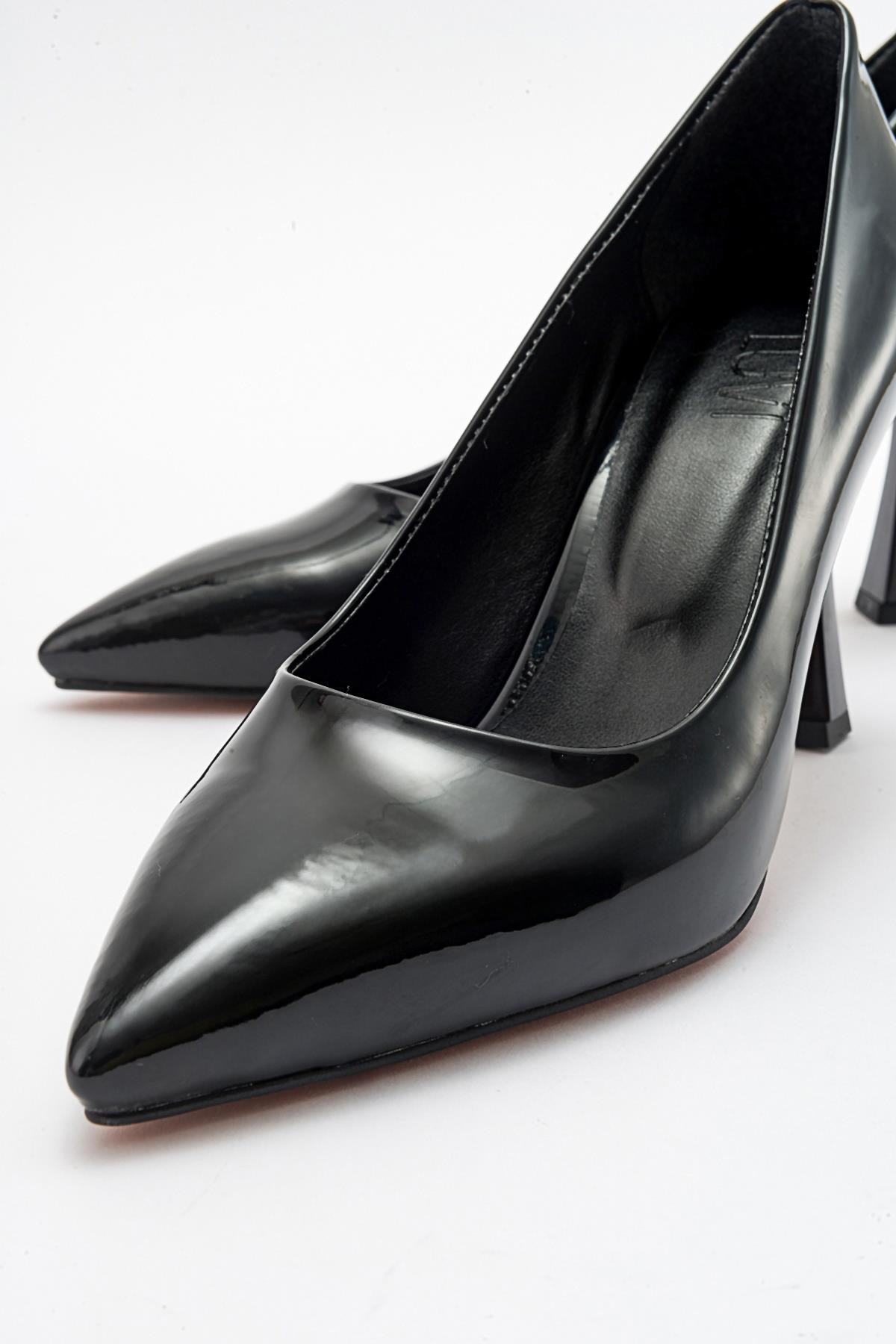 Forest Black Patent Pointed Toe Pump – side view showing leather, black, Vowalisse