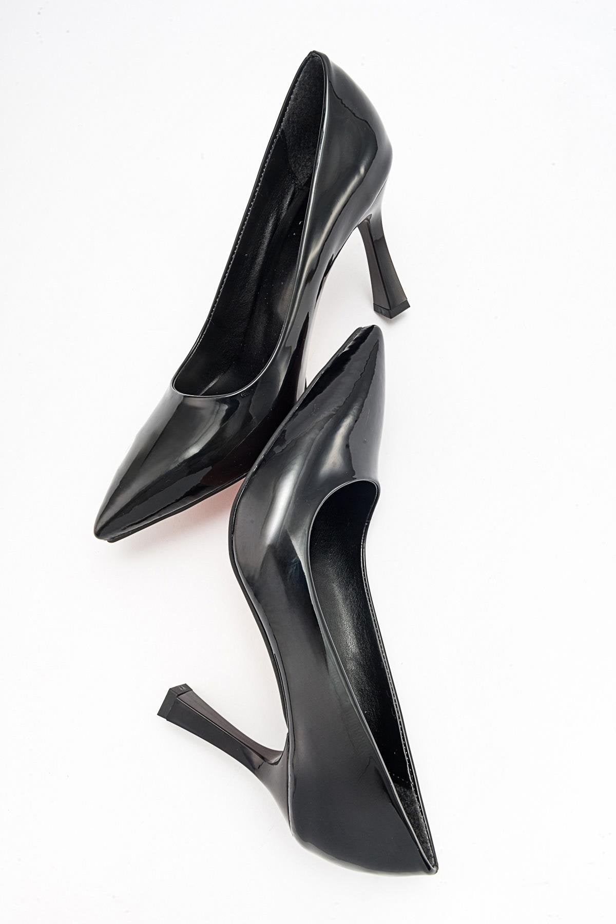 Forest Black Patent Pointed Toe Pump – heel view showing leather, black, Vowalisse