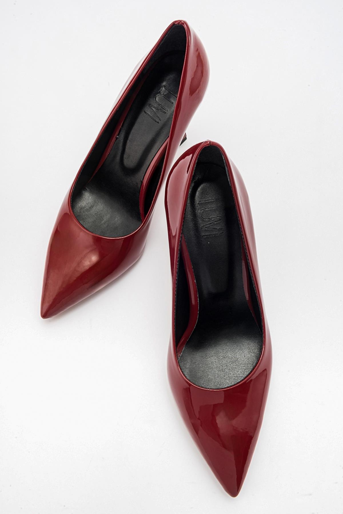 Forest Burgundy Patent Pointed Toe Pump – detail view showing leather, Vowalisse