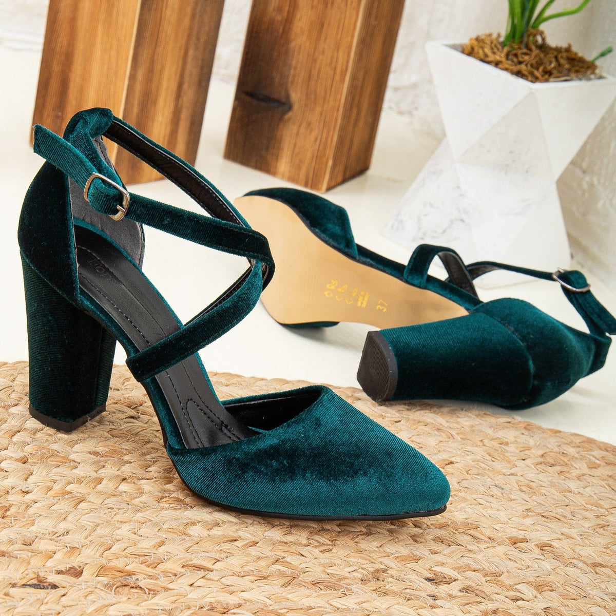 Sina - Emerald Green Velvet Heels – side view showing velvet, green, Vowalisse