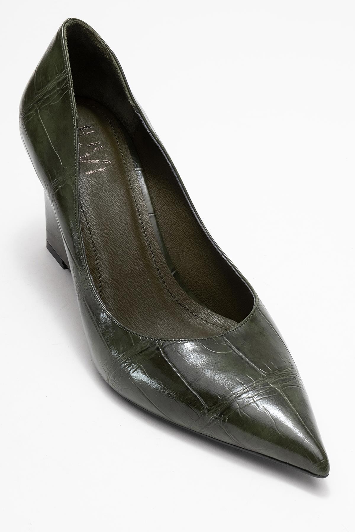 Puera - Green Printed Pointed Toe Wedge Heel Shoe – detail view showing leather, green, Vowalisse