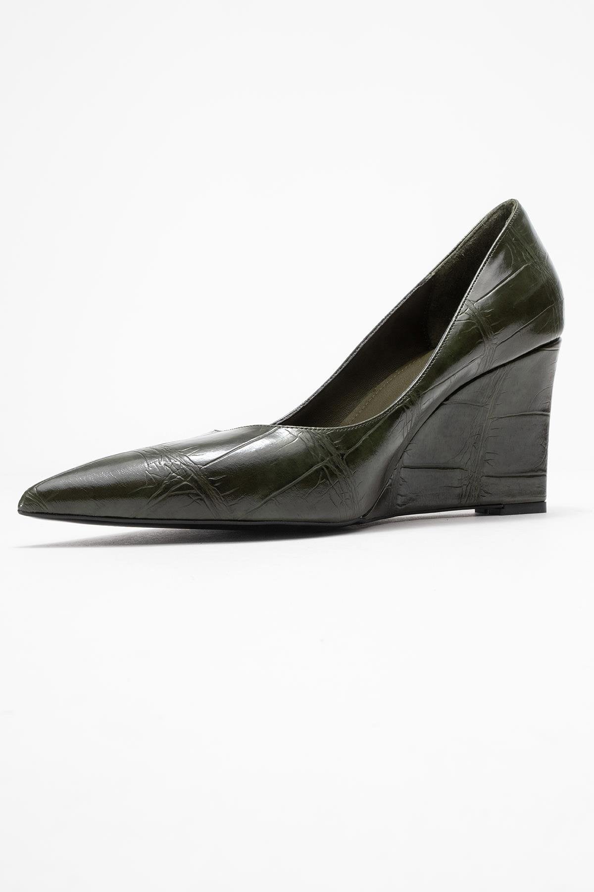 Puera - Green Printed Pointed Toe Wedge Heel Shoe – heel view showing leather, green, Vowalisse