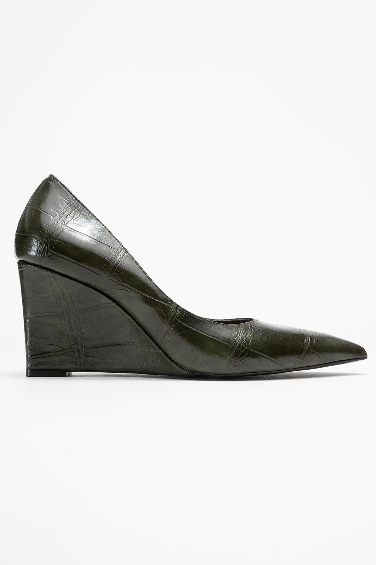 Puera - Green Printed Pointed Toe Wedge Heel Shoe – top view showing leather, green, Vowalisse
