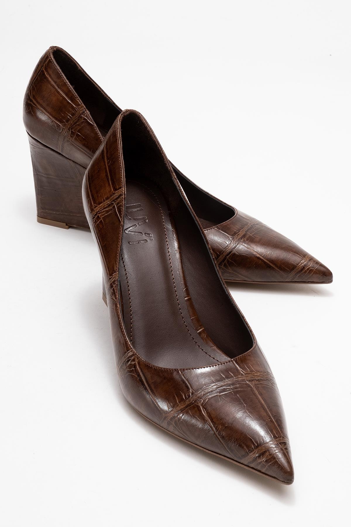 Puera - Tan Croc-Print Pointed Toe Platform Heel Shoe – front three-quarter view showing leather, Vowalisse