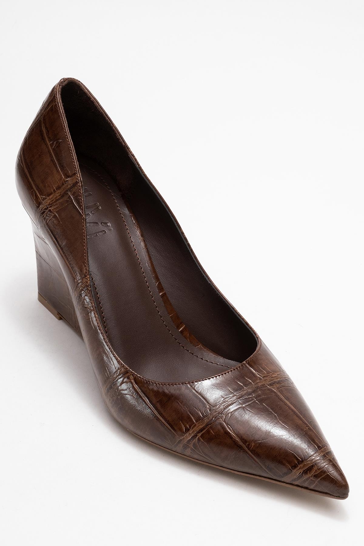 Puera - Tan Croc-Print Pointed Toe Platform Heel Shoe – detail view showing leather, Vowalisse