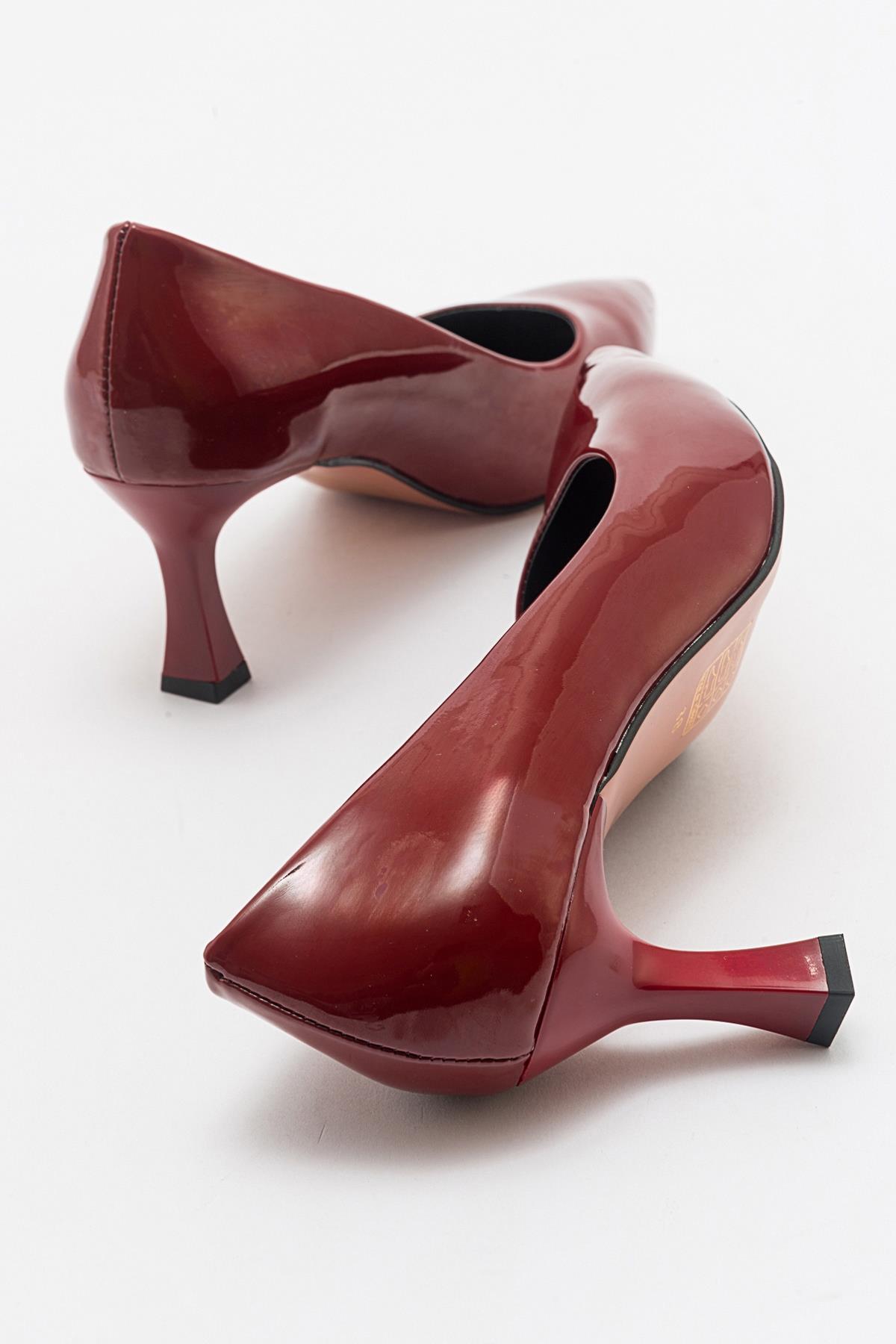 Pedra - Burgundy Patent Heeled Shoe – detail view showing leather, Vowalisse