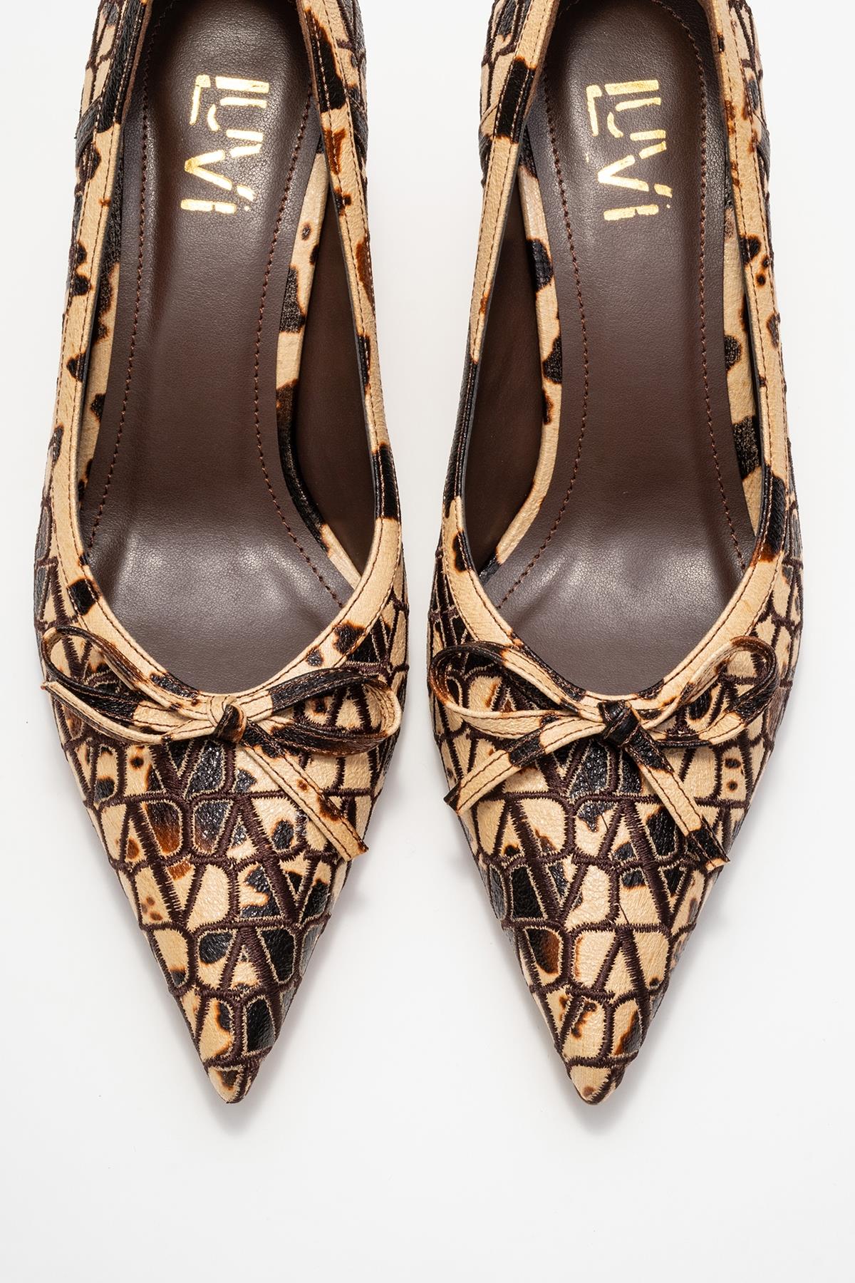 Camden - Beige Patterned Bow-Front Pump – side view showing bow, leather, Vowalisse