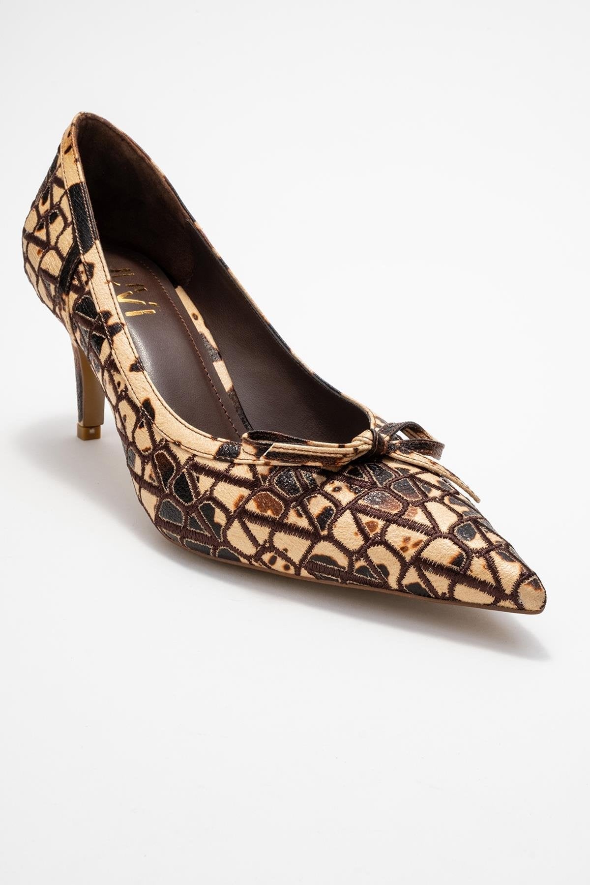 Camden - Beige Patterned Bow-Front Pump – detail view showing bow, leather, Vowalisse