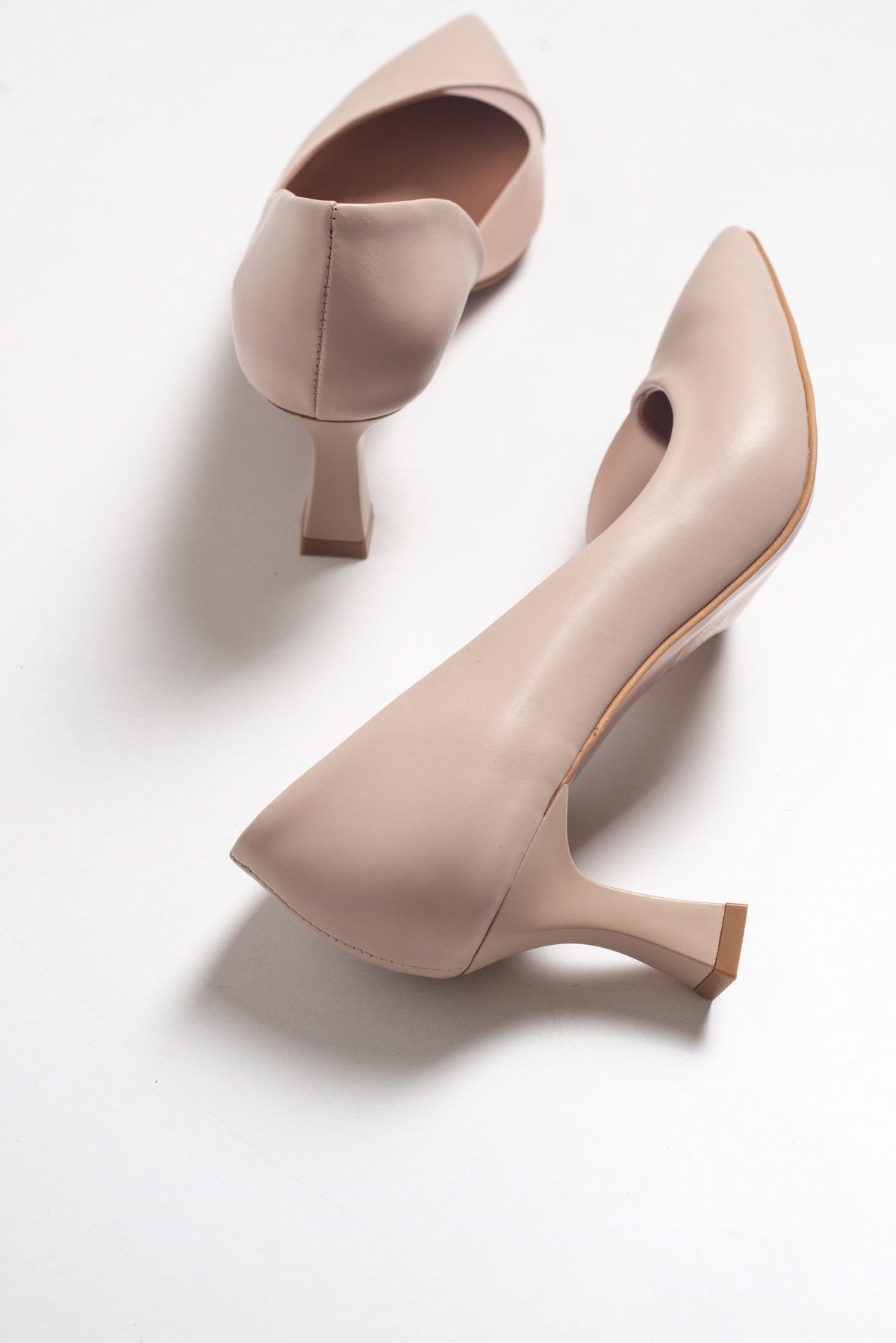 Vera Tan Pointed Toe Pump – heel view showing leather, Vowalisse