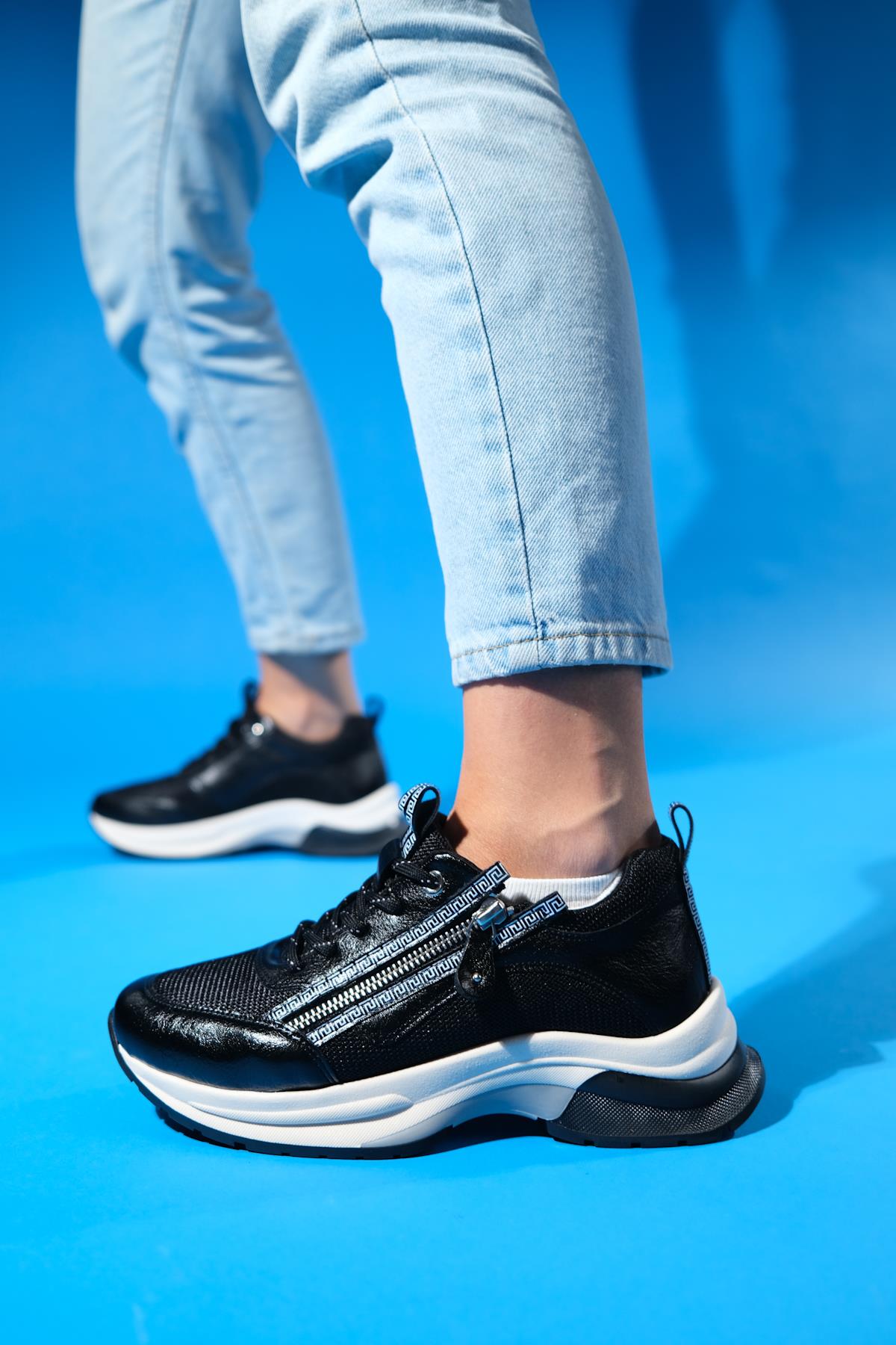 Oude - Black Zippered Platform Sneaker – front three-quarter view showing leather, black, red, Vowalisse