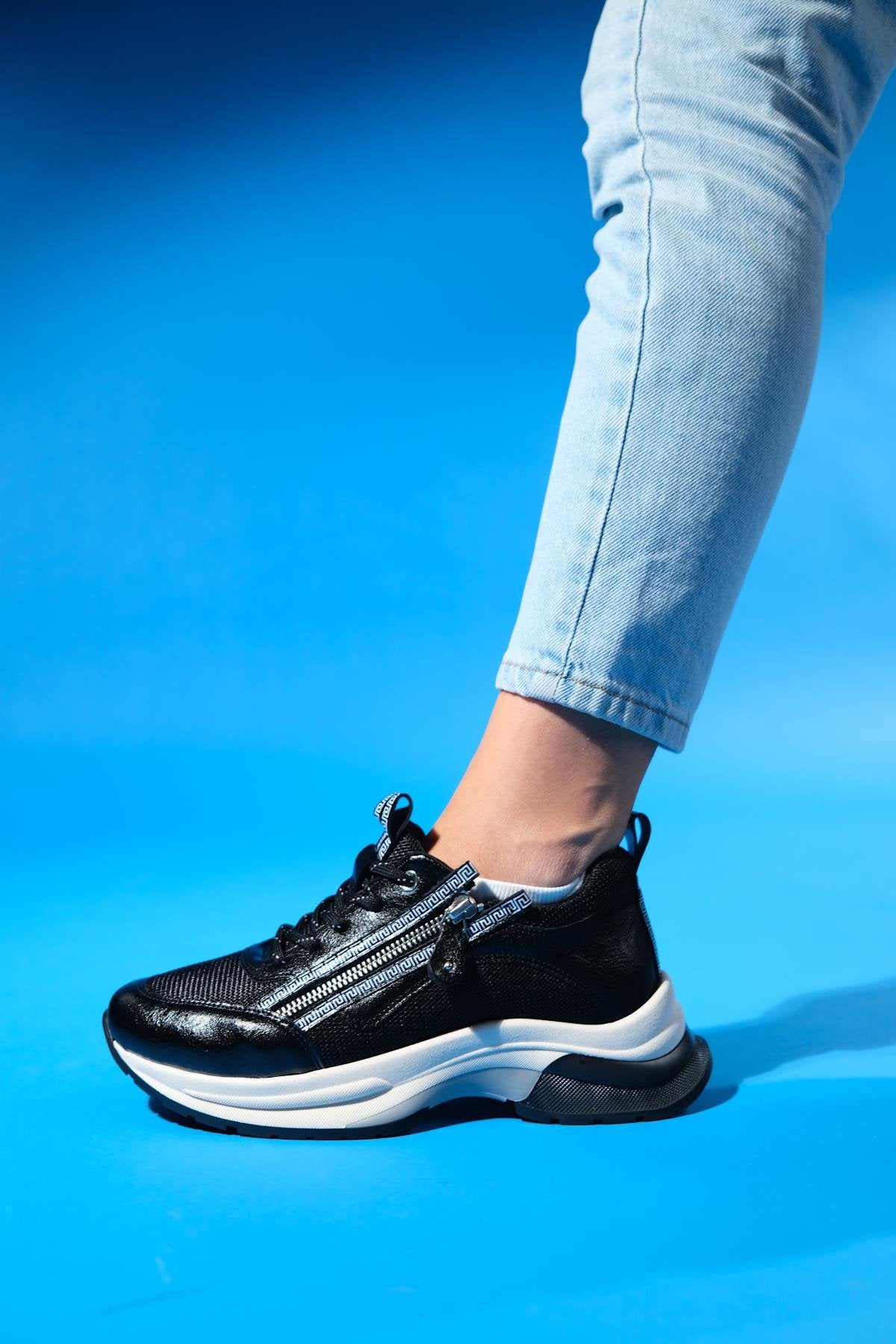 Oude - Black Zippered Platform Sneaker – detail view showing leather, black, red, Vowalisse