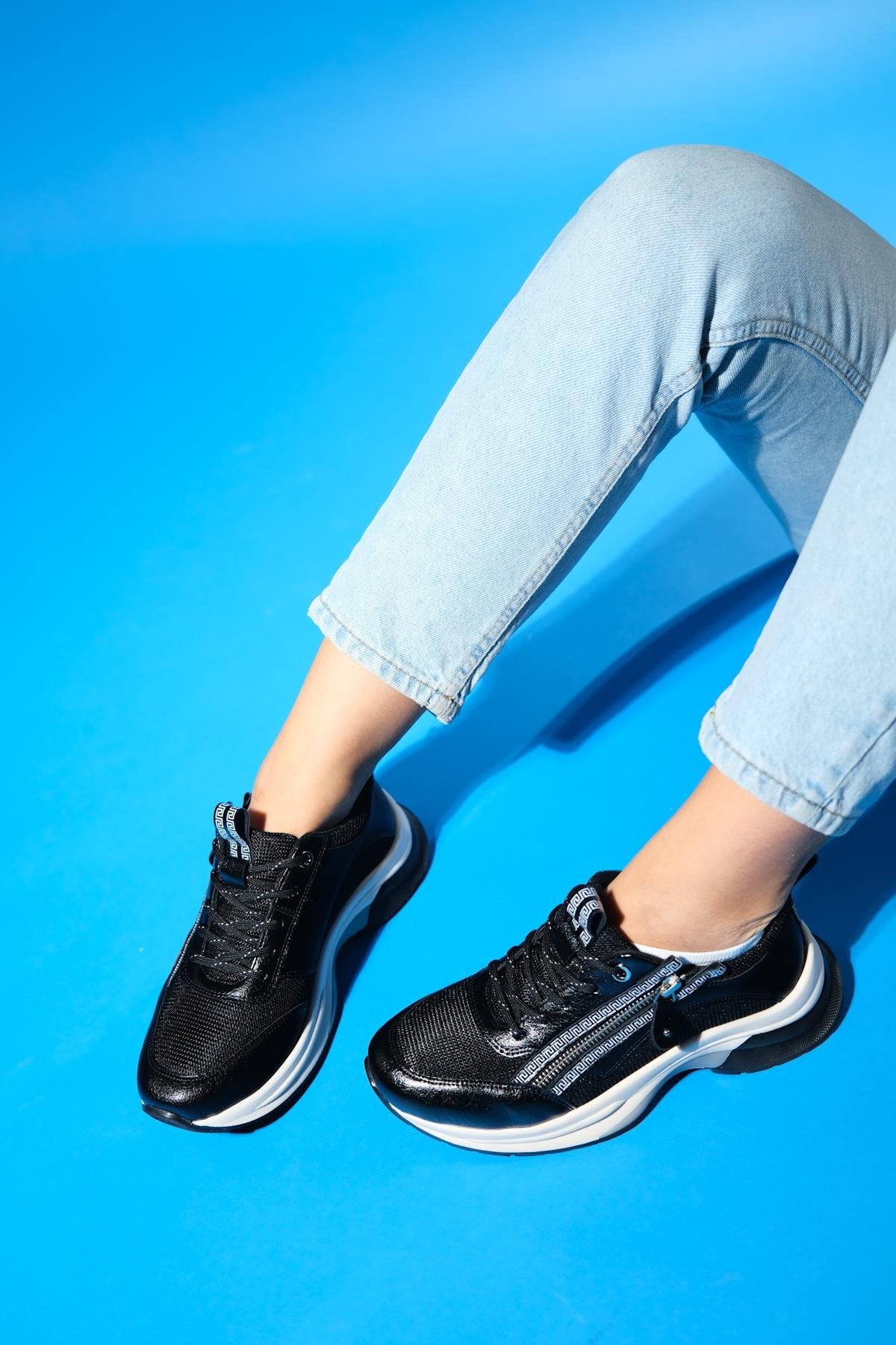Oude - Black Zippered Platform Sneaker – heel view showing leather, black, red, Vowalisse