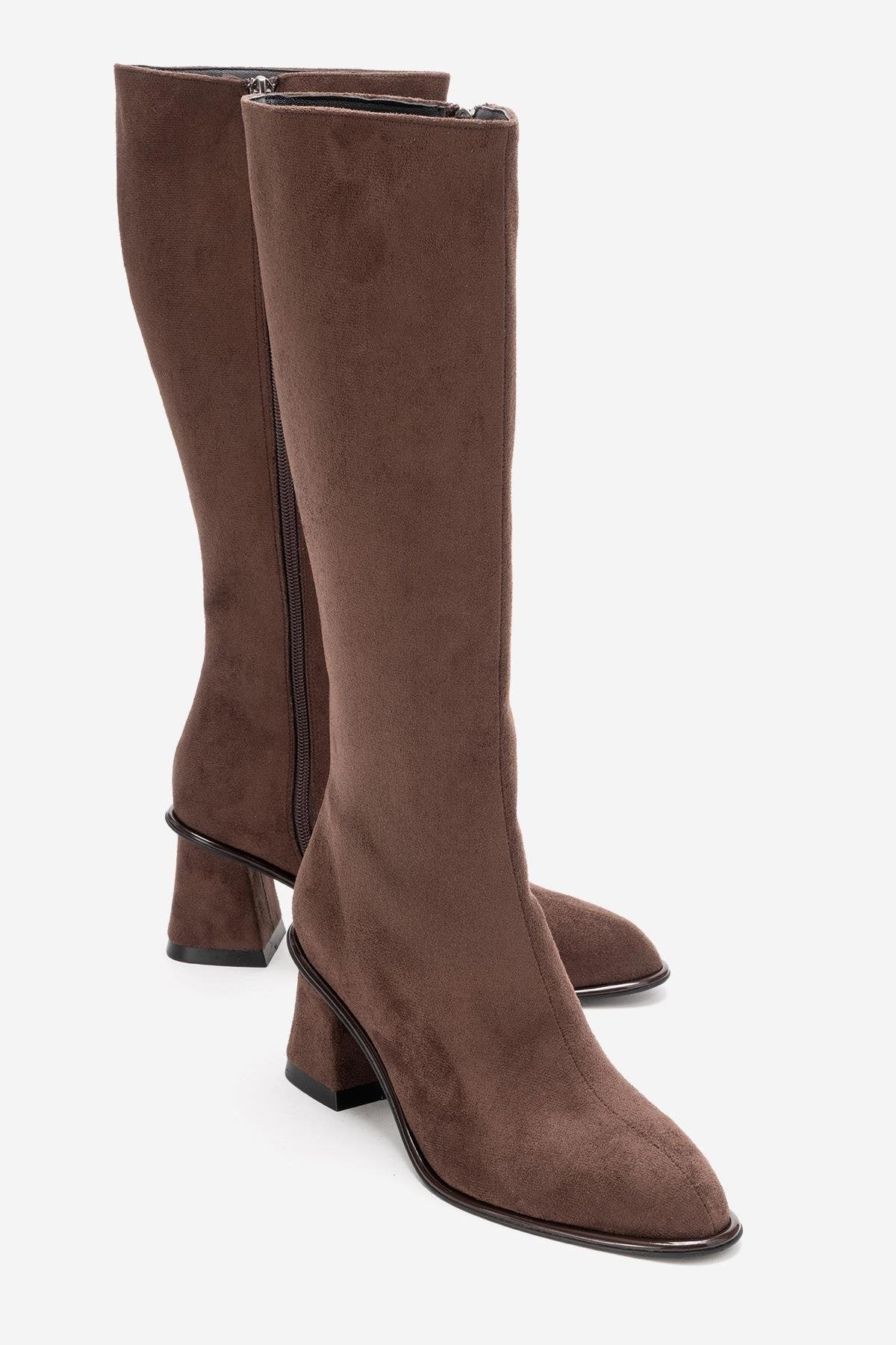 PARADIS - Brown Block Heel Boot – front three-quarter view showing suede, red, Vowalisse