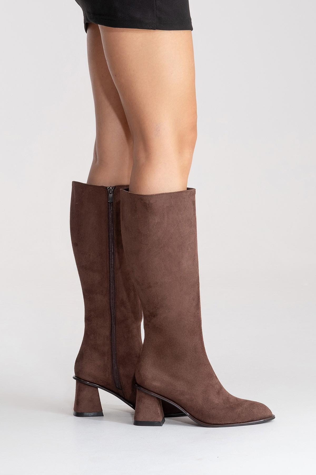 PARADIS - Brown Block Heel Boot – side view showing suede, red, Vowalisse