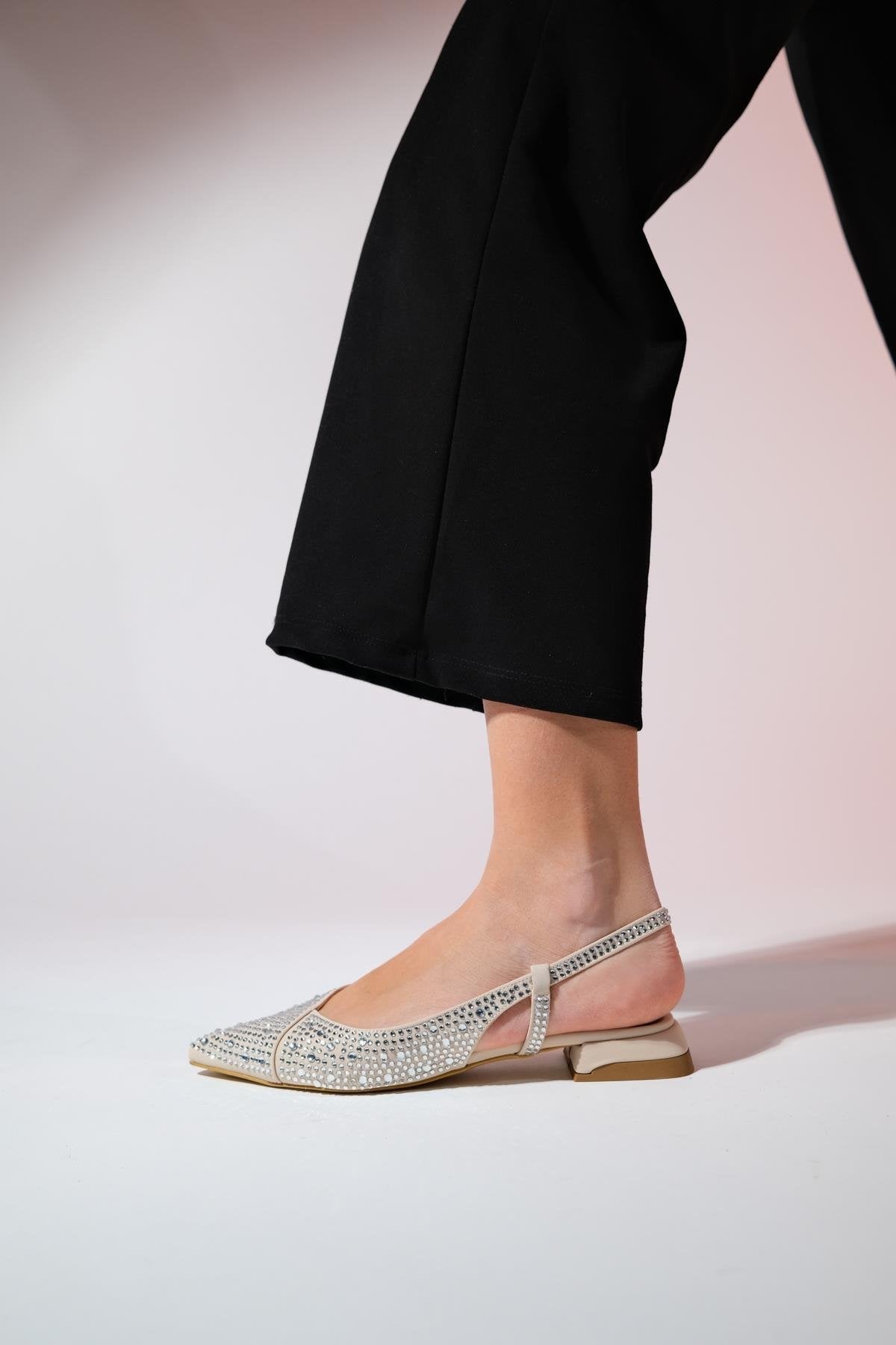 Joker - Beige Pointed-Toe Sandal – detail view showing leather, Vowalisse