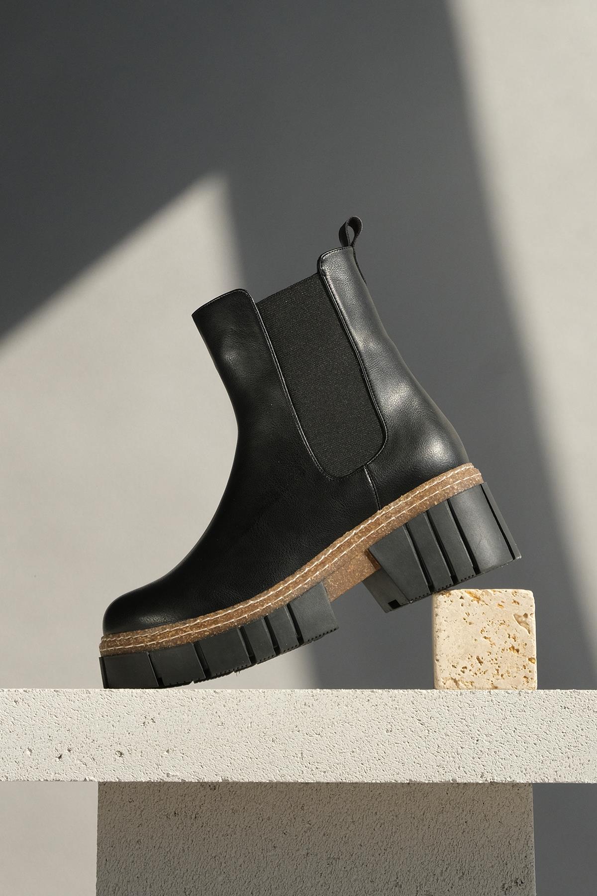 Luz Black Cilt Block Heel Boot – front three-quarter view showing leather, black, red, Vowalisse