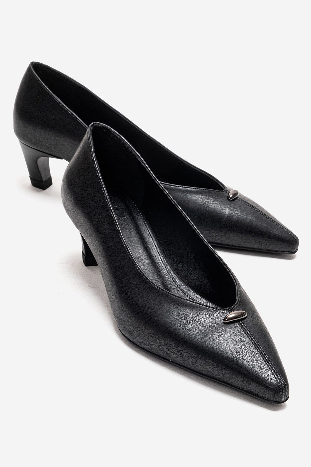VERSAY - Black Pointed Toe Kitten Heel Pump – front three-quarter view showing leather, black, Vowalisse