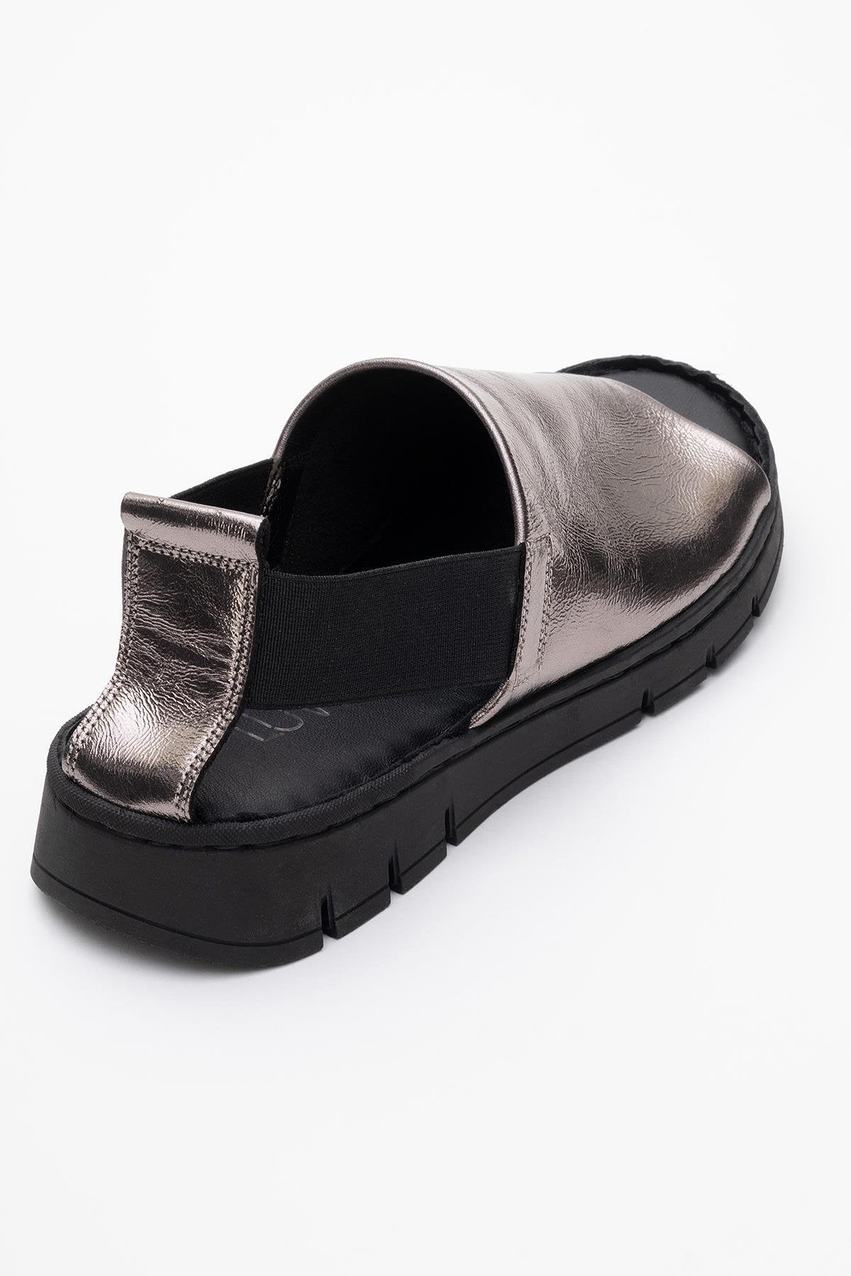 Londoi - Crystal Elastic Strap Leather Sandal – heel view showing crystal, leather, Vowalisse