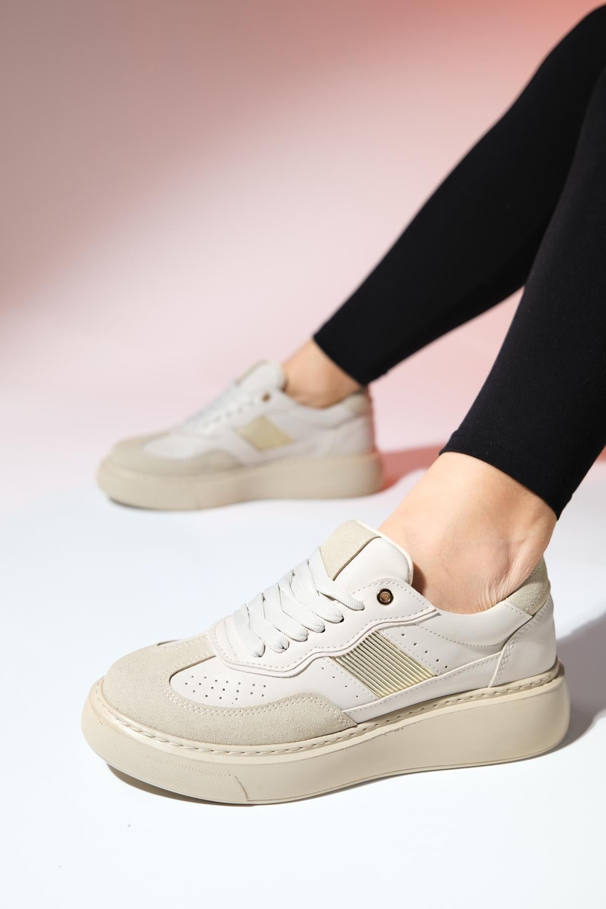 Venetia - Beige Sneaker – back view showing leather, Vowalisse