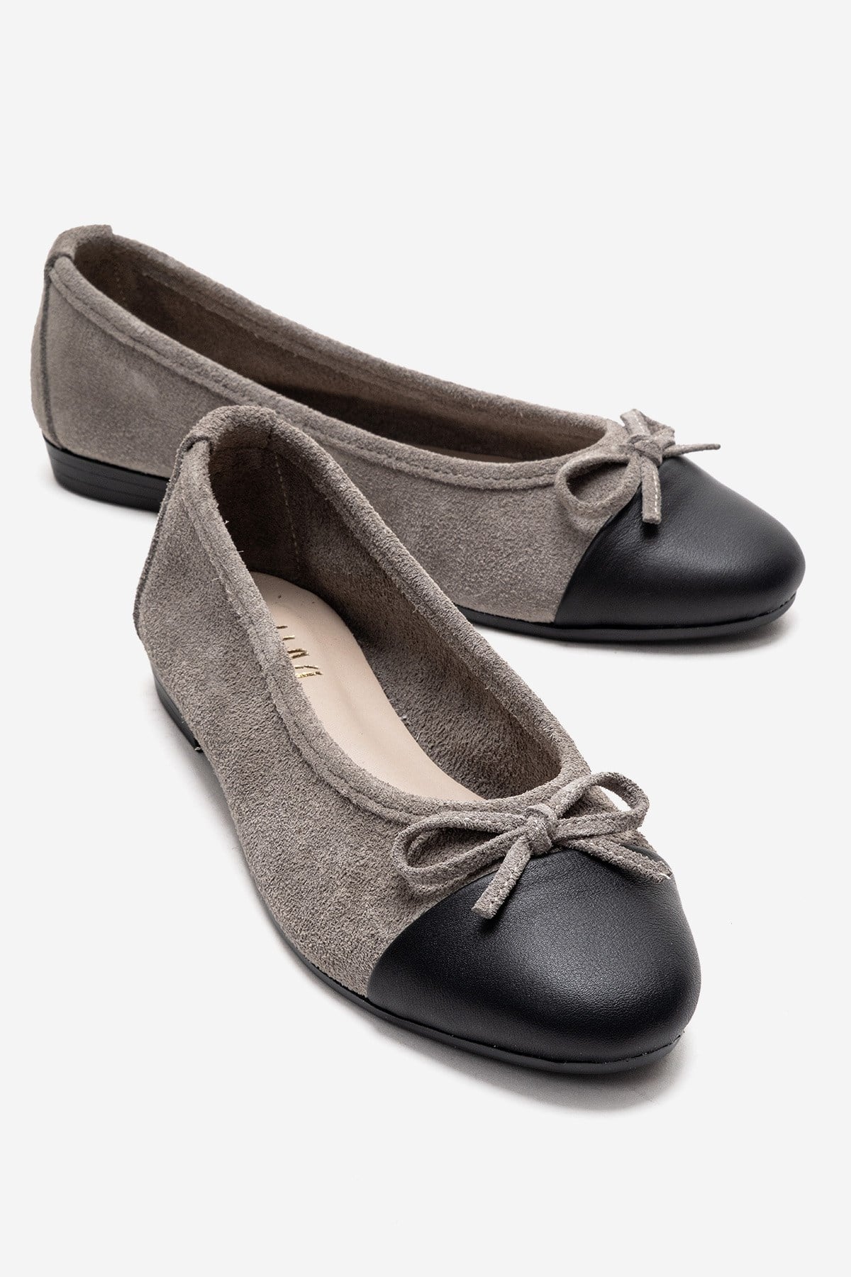BOLEO - Gray Genuine Leather Ballet Flat – front three-quarter view showing bow, leather, suede, Vowalisse