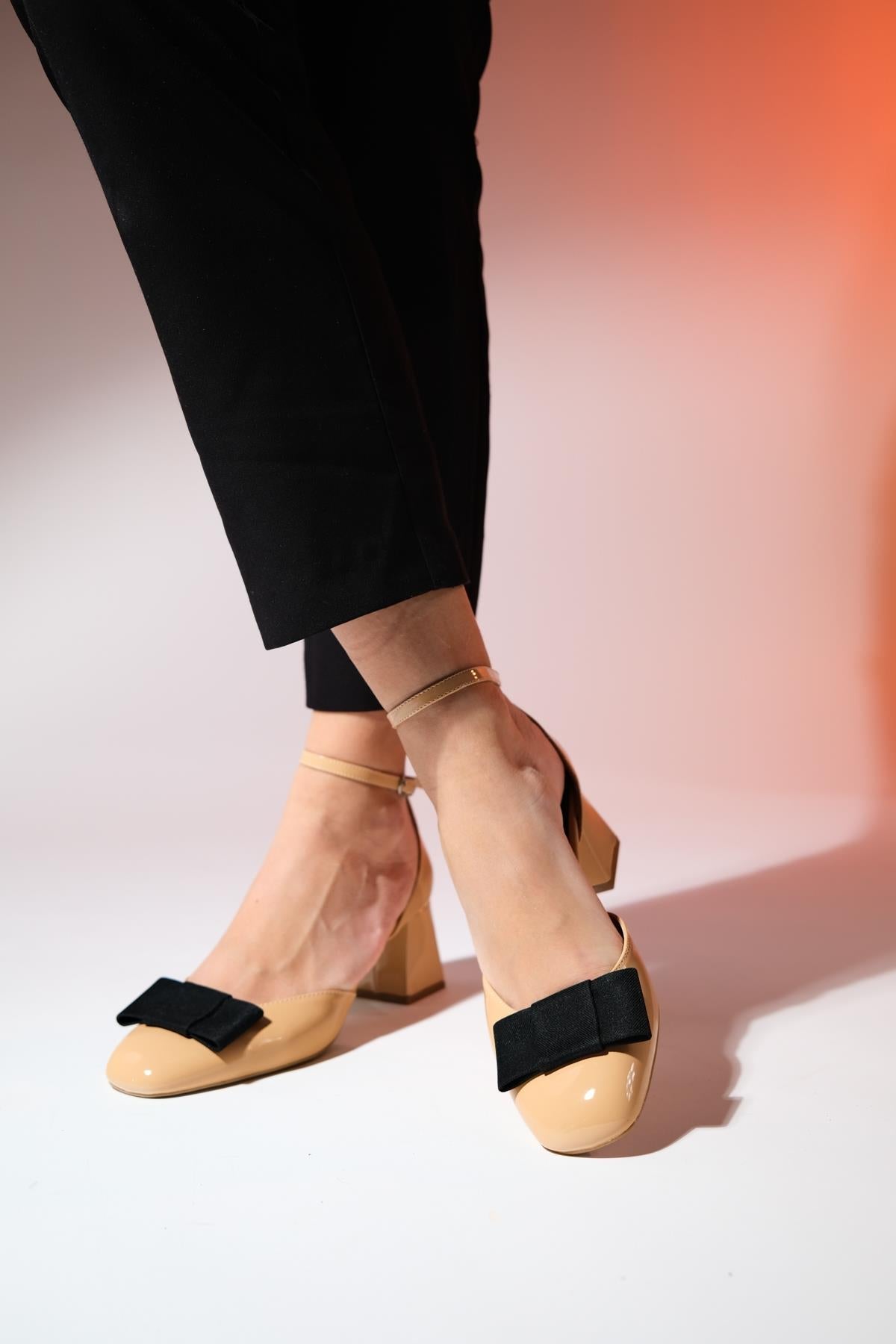 Brit - Taupe Patent Bow Block Heel Pump – detail view showing bow, leather, Vowalisse