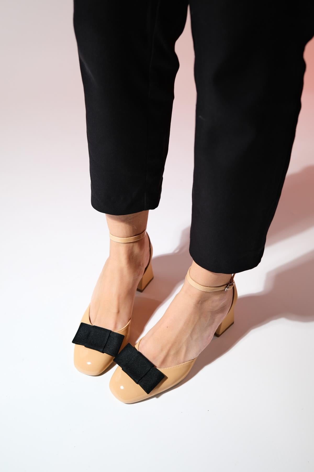 Brit - Taupe Patent Bow Block Heel Pump – top view showing bow, leather, Vowalisse