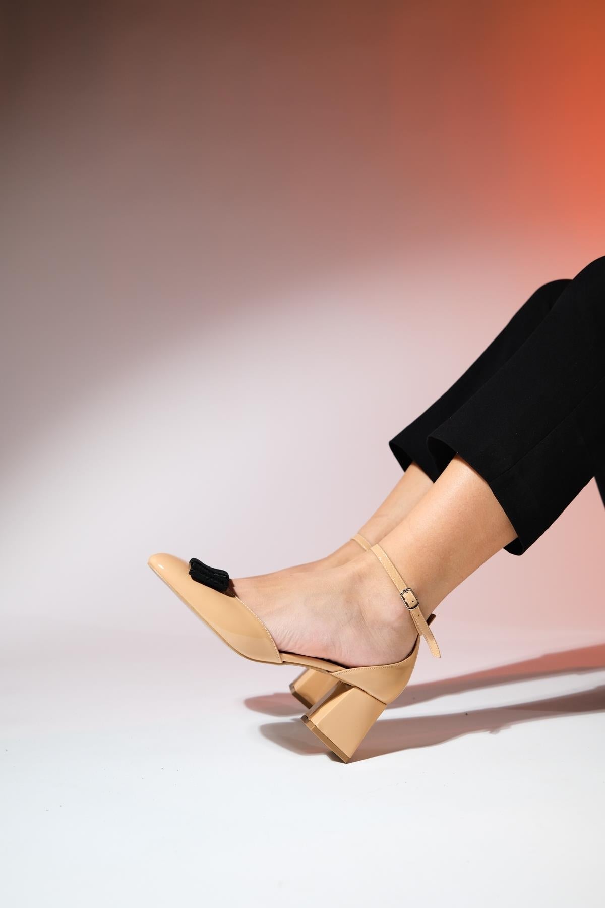 Brit - Taupe Patent Bow Block Heel Pump – sole view showing bow, leather, Vowalisse
