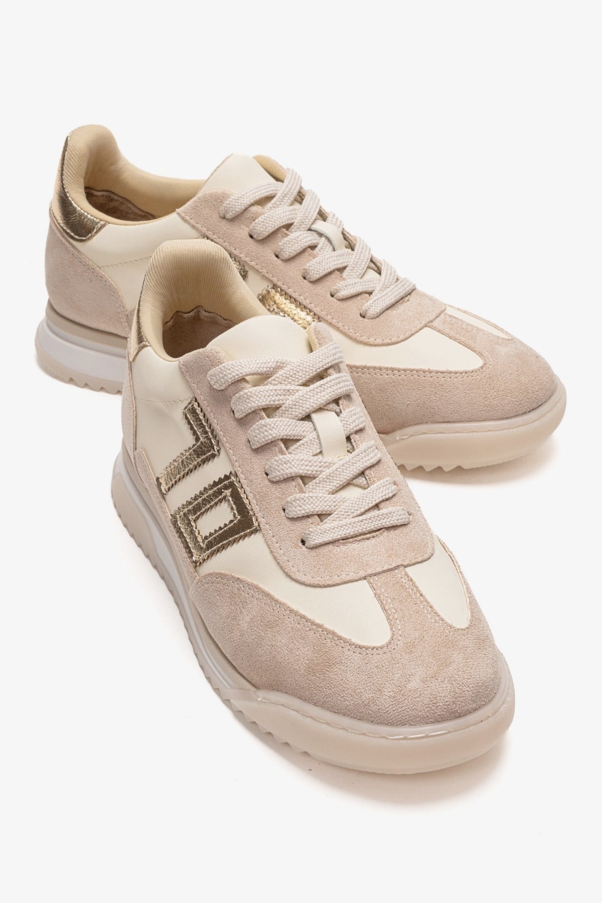 ARVON - Beige Sneaker – front three-quarter view showing leather, Vowalisse