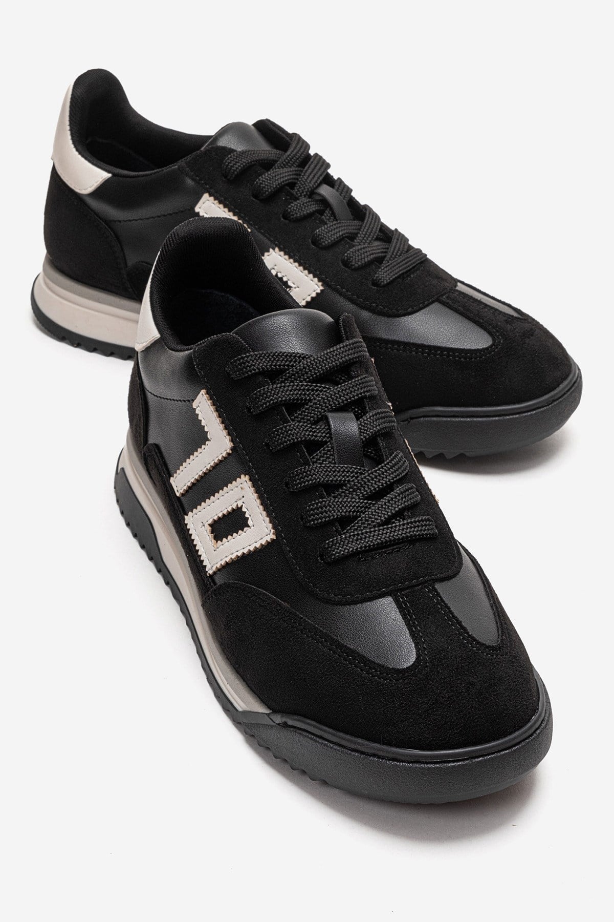 ARVON - Black Sneaker – front three-quarter view showing leather, black, Vowalisse