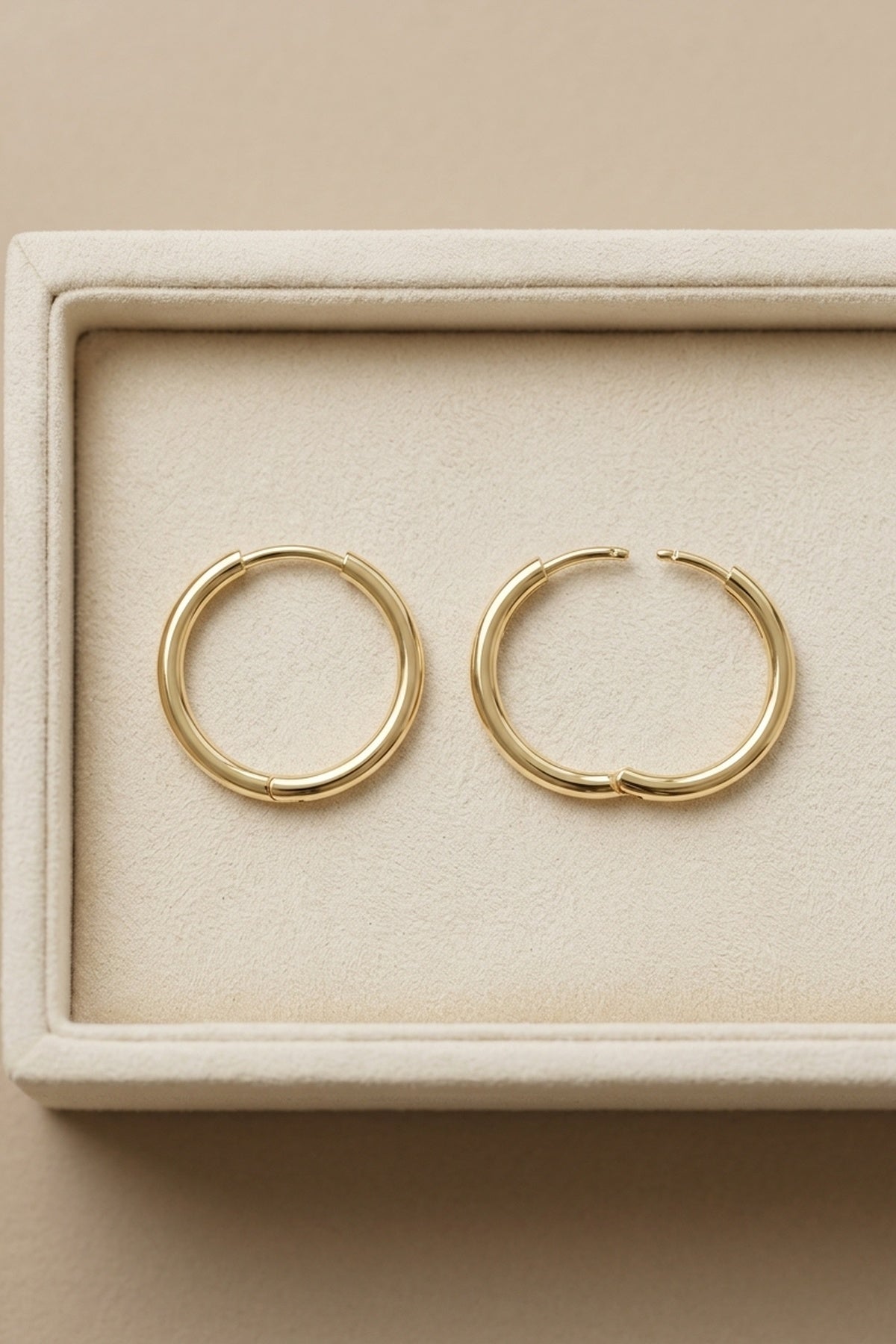 Estelle Classic 14k Gold Hoop Earrings – detail view showing gold, Vowalisse