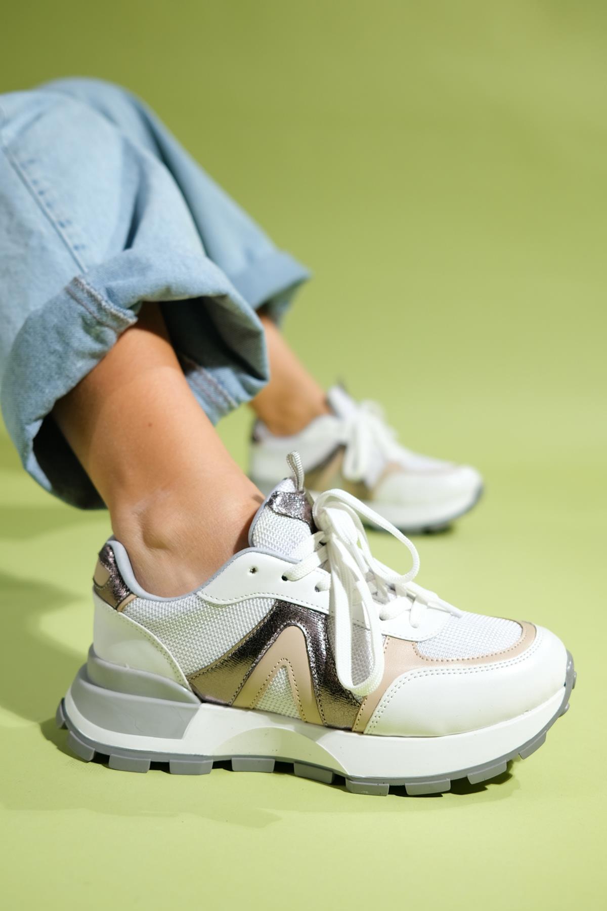 Calm - White Platinum Sneaker – front three-quarter view showing leather, white, Vowalisse