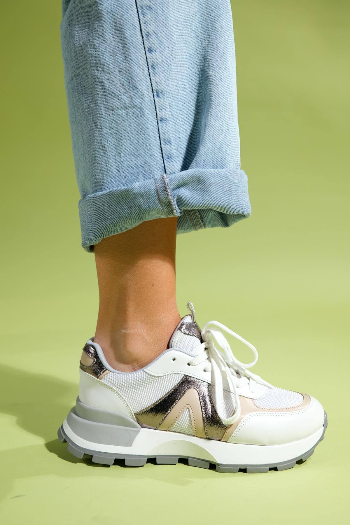 Calm - White Platinum Sneaker – heel view showing leather, white, Vowalisse