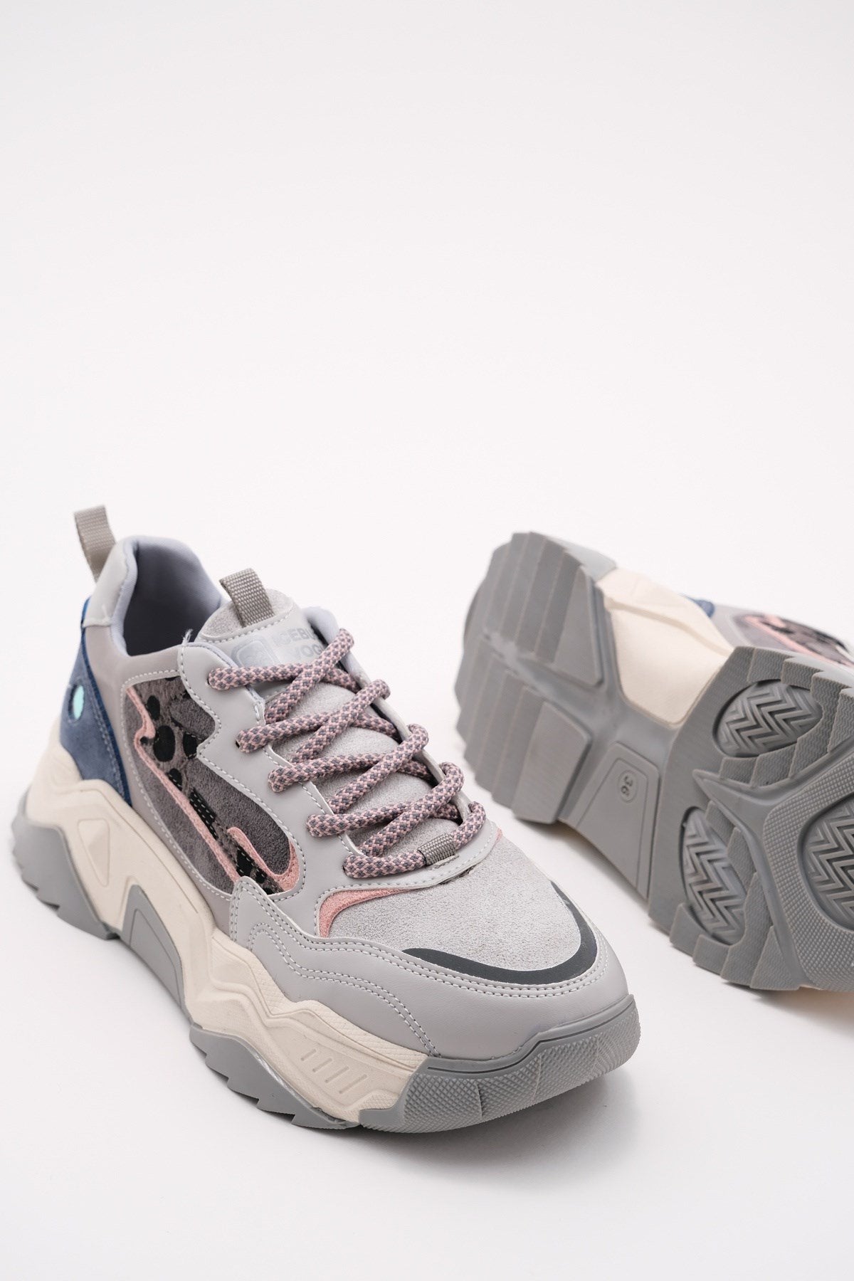 Europa - Ice Gray Sneaker – front three-quarter view showing leather, red, Vowalisse