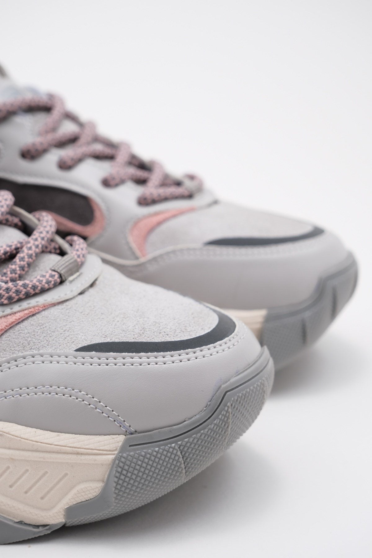 Europa - Ice Gray Sneaker – heel view showing leather, red, Vowalisse