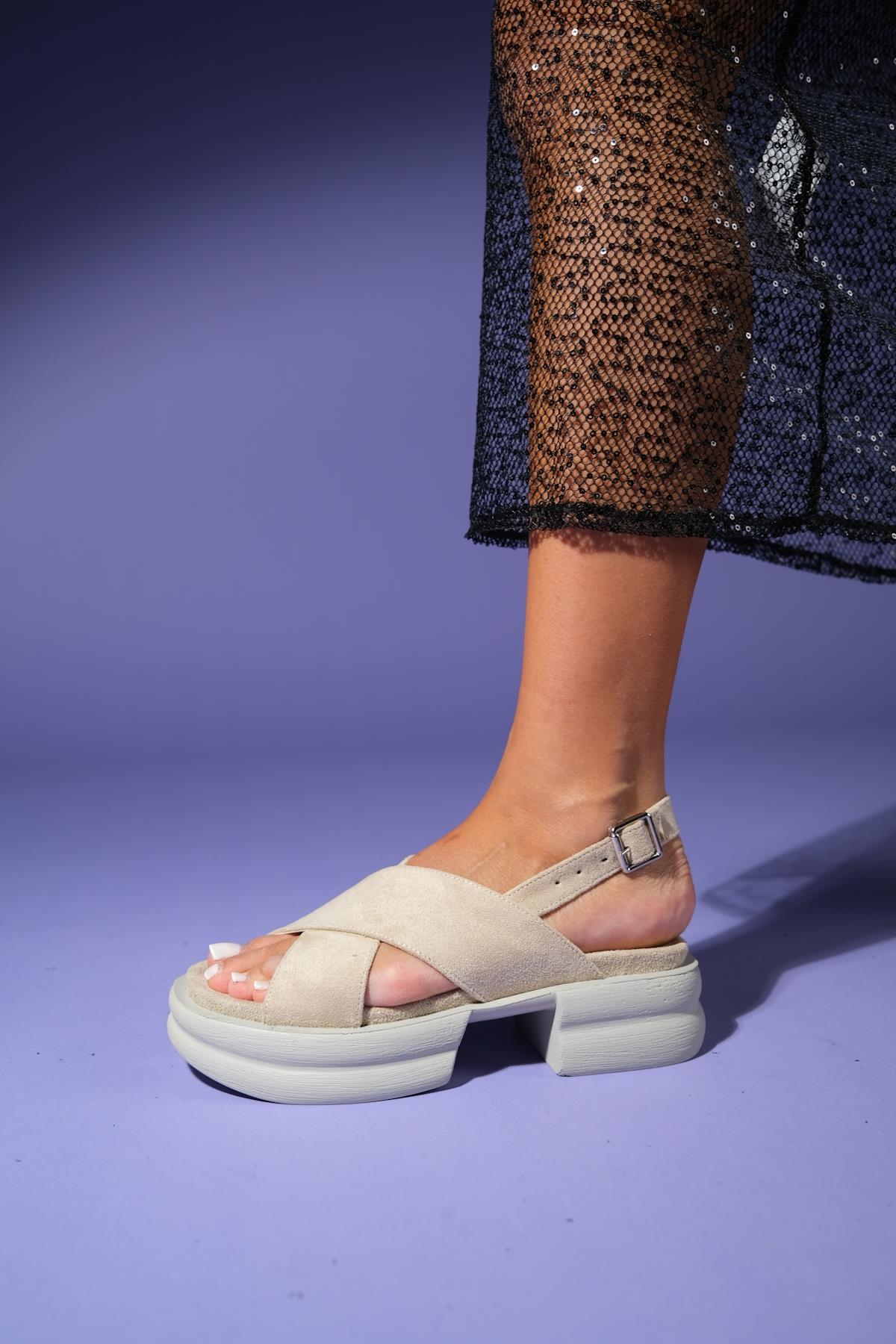 Lungo - Beige Cross-Strap Chunky Platform Sandal – heel view showing leather, Vowalisse