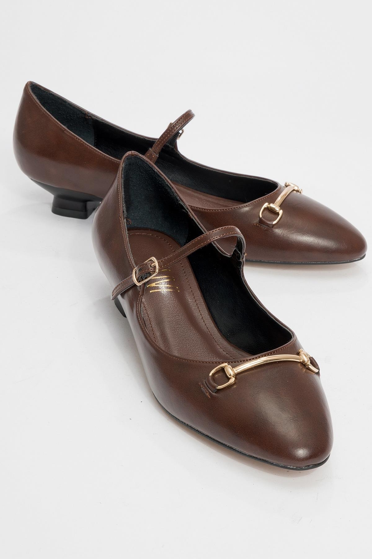 Ojen - Brown Low Heel Shoe – front three-quarter view showing leather, Vowalisse