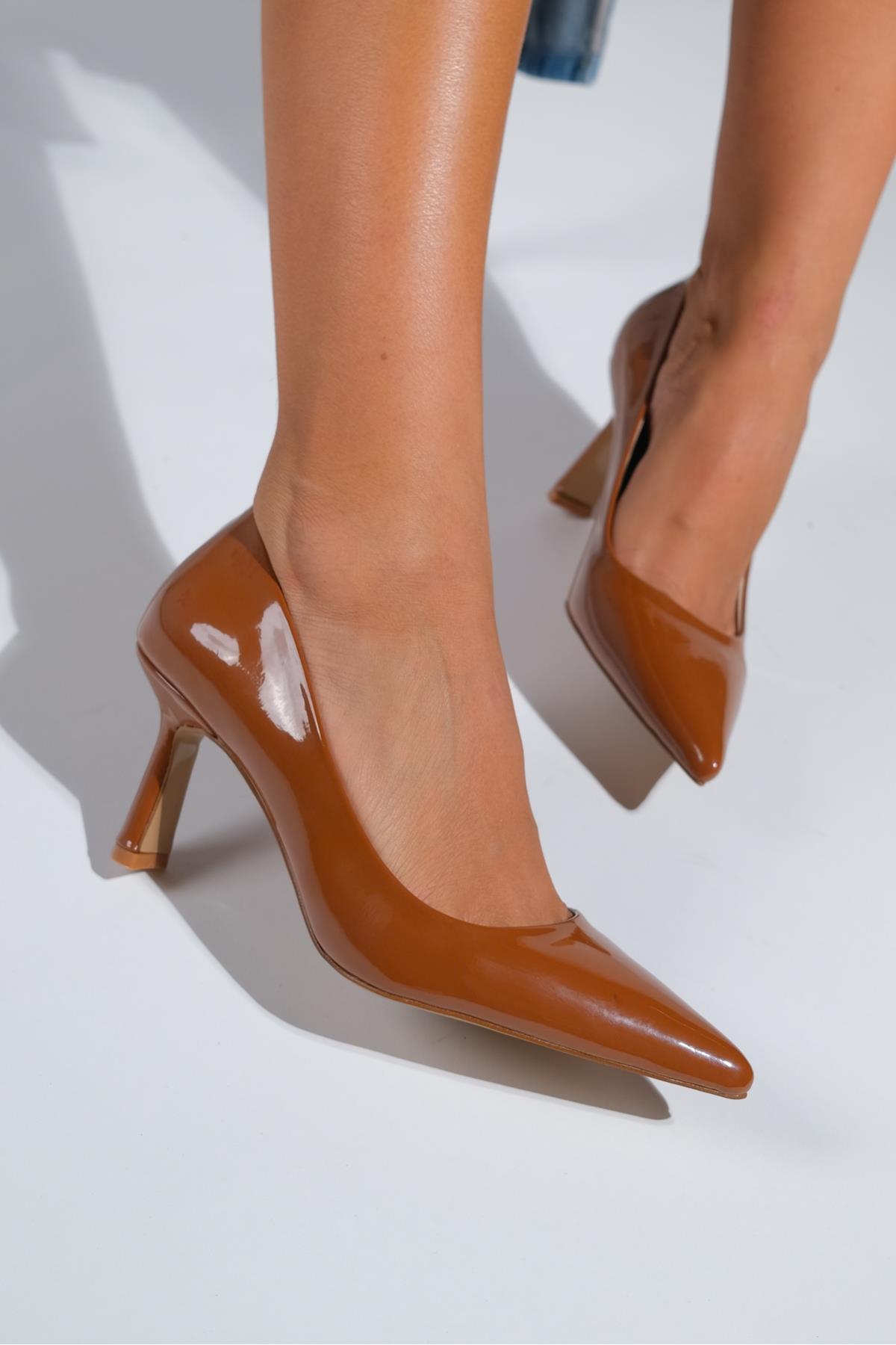 Calse - Cognac Patent Heeled Shoe – back view showing leather, Vowalisse