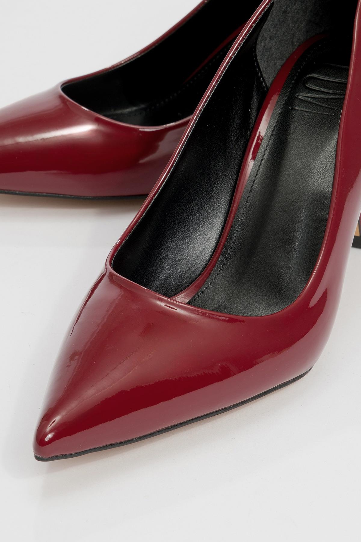 Calse - Burgundy Patent Heeled Shoe – detail view showing leather, Vowalisse