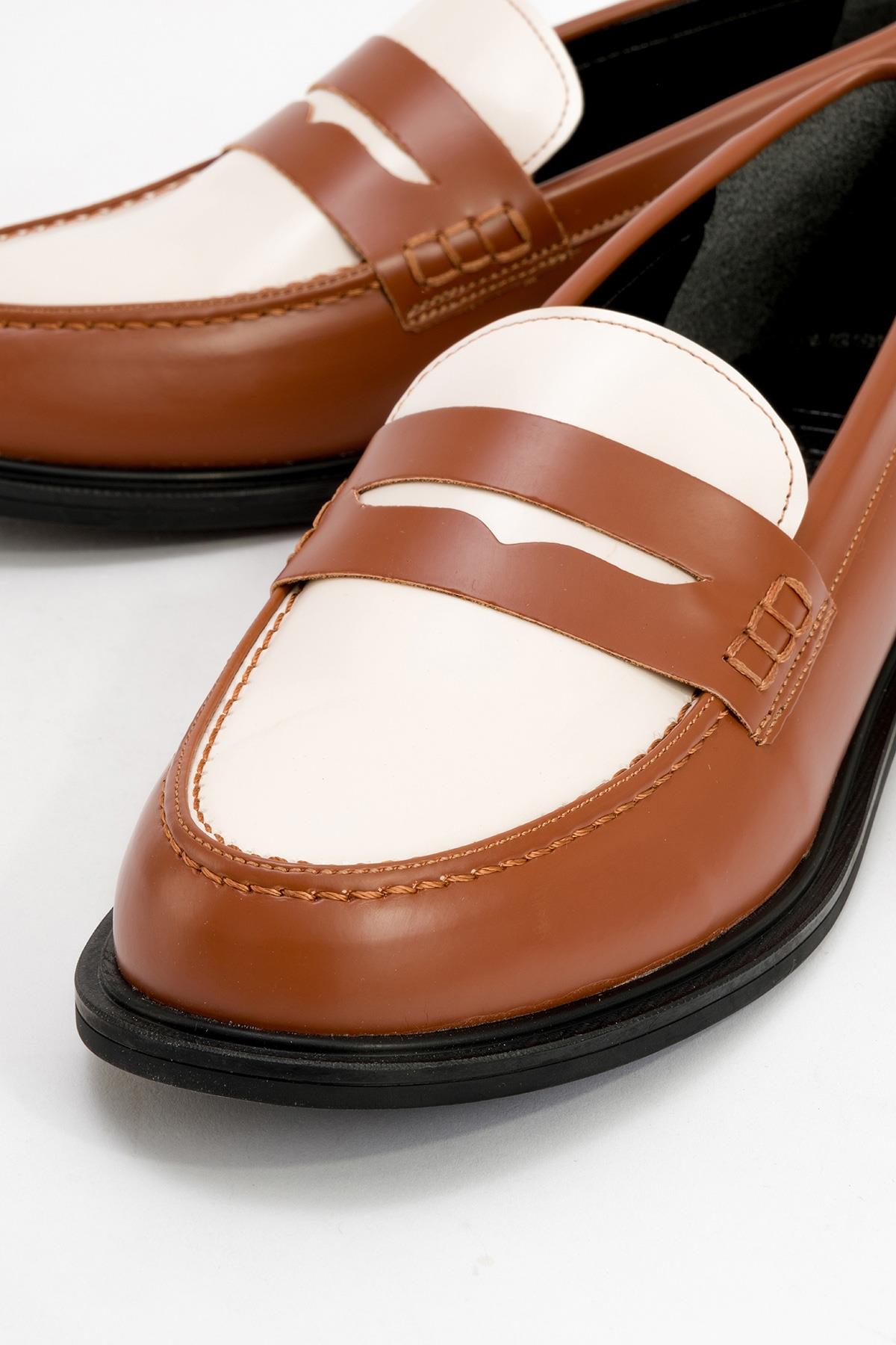 CHOOS Cognac Brown Loafer – detail view showing leather, Vowalisse