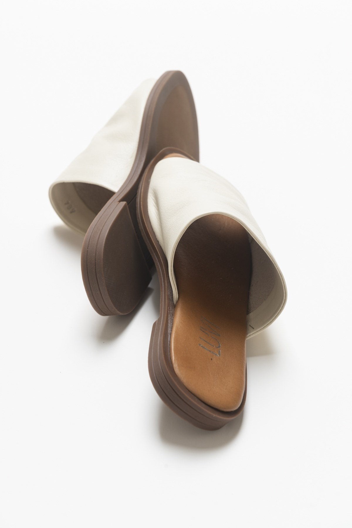Clau - Beige Leather Sandal – heel view showing leather, Vowalisse