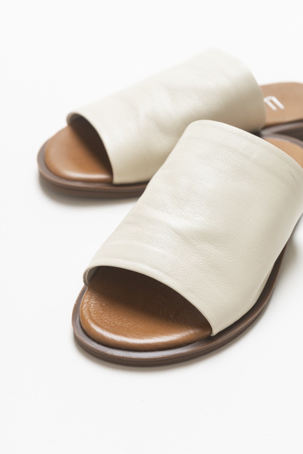 Clau - Beige Leather Sandal – back view showing leather, Vowalisse