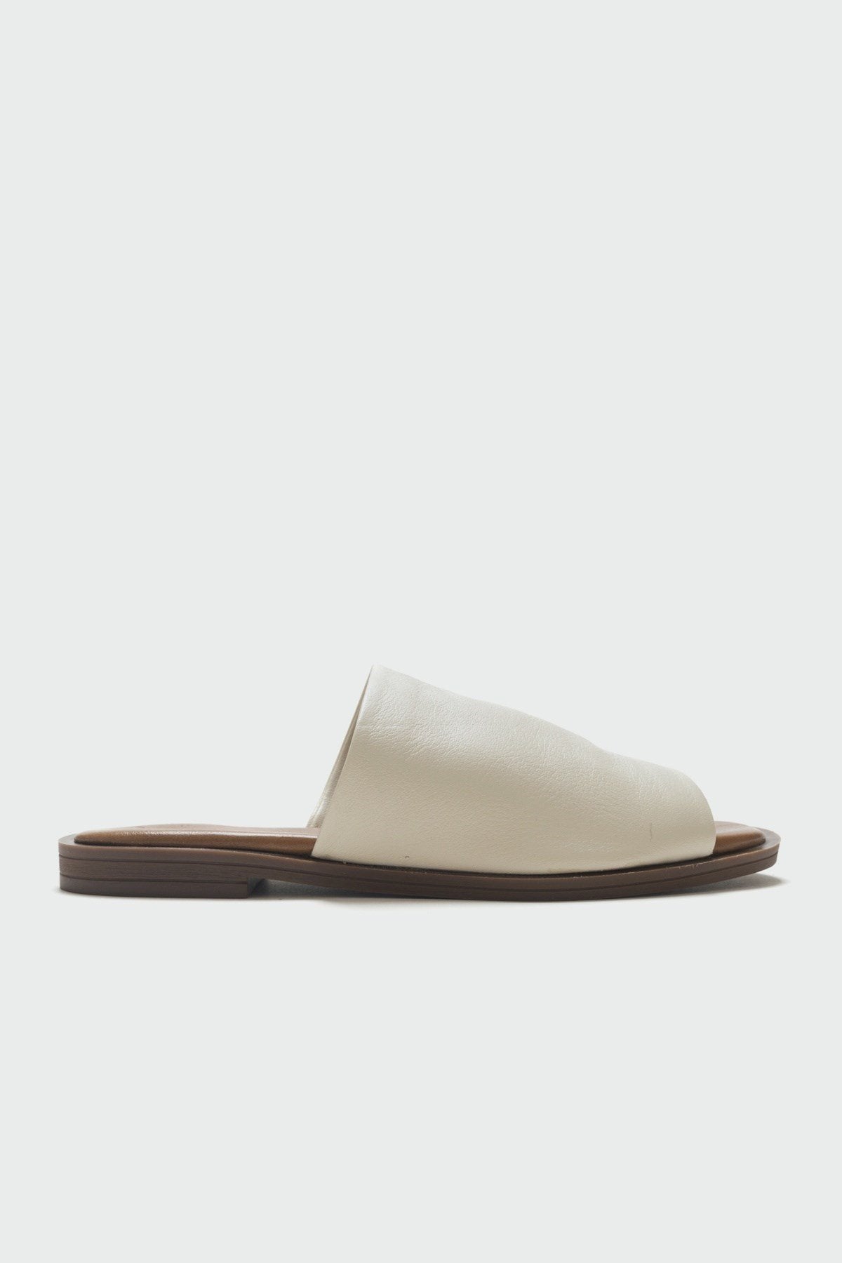 Clau - Beige Leather Sandal – top view showing leather, Vowalisse