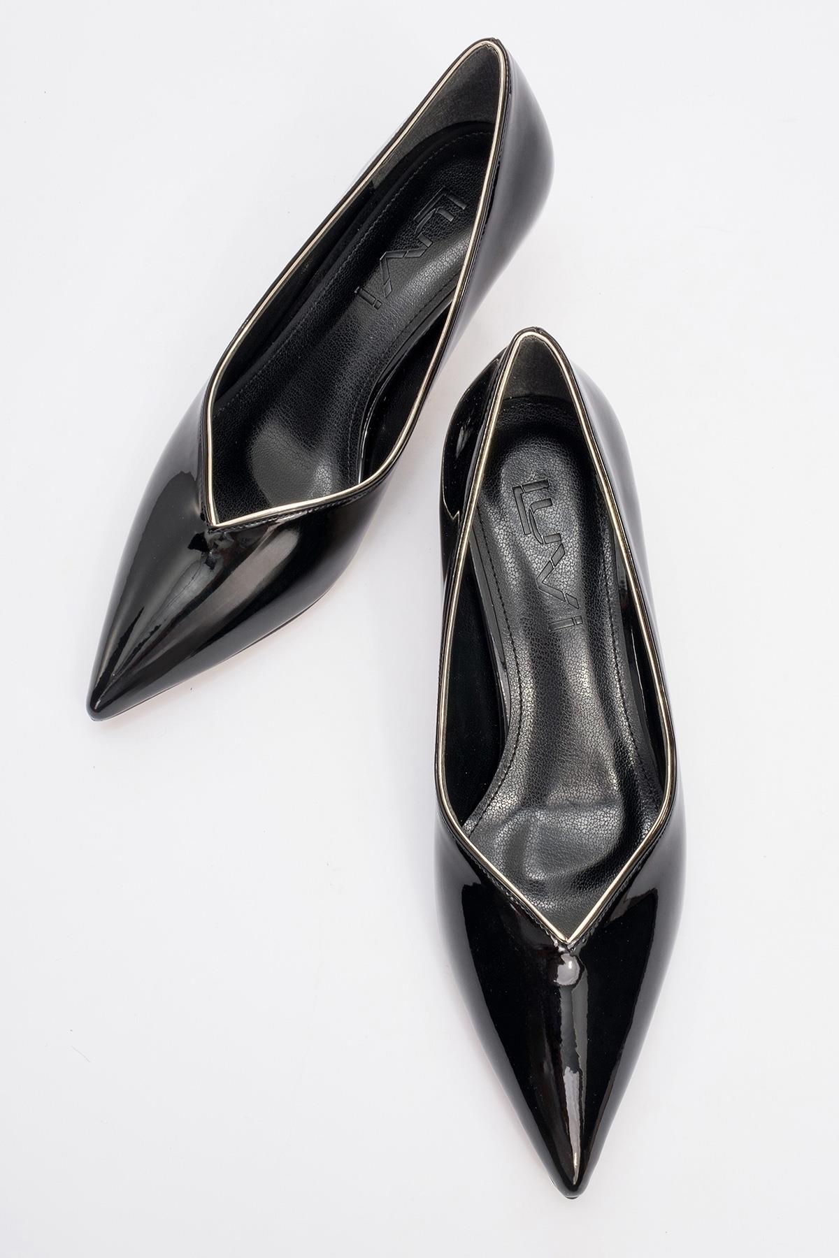 Eupho - Black Patent Low Heel Pump – side view showing leather, black, Vowalisse