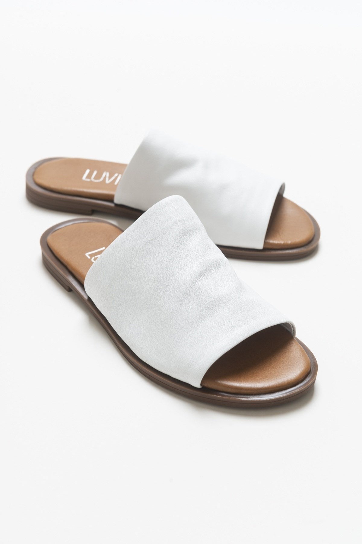 Clau - White Leather Sandal – front three-quarter view showing leather, white, Vowalisse