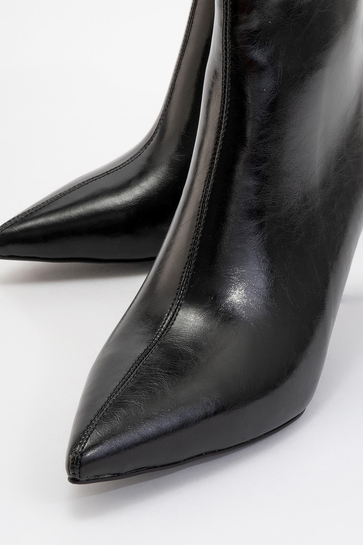 Noya - Black Pointed Toe Slim Heel Boot – detail view showing leather, black, Vowalisse