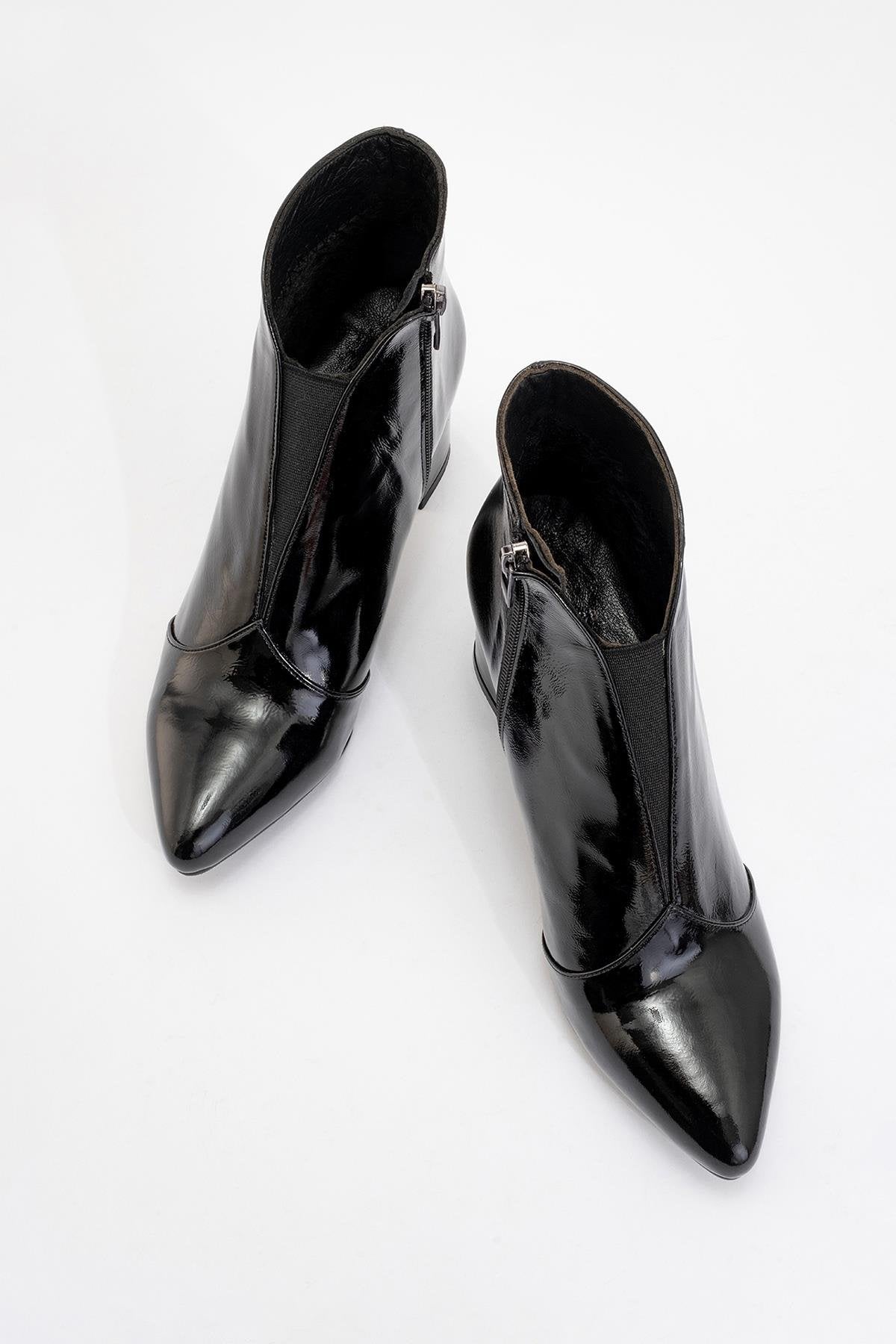 Finda Black Patent Leather Block‑Heel Boot – side view showing leather, black, Vowalisse